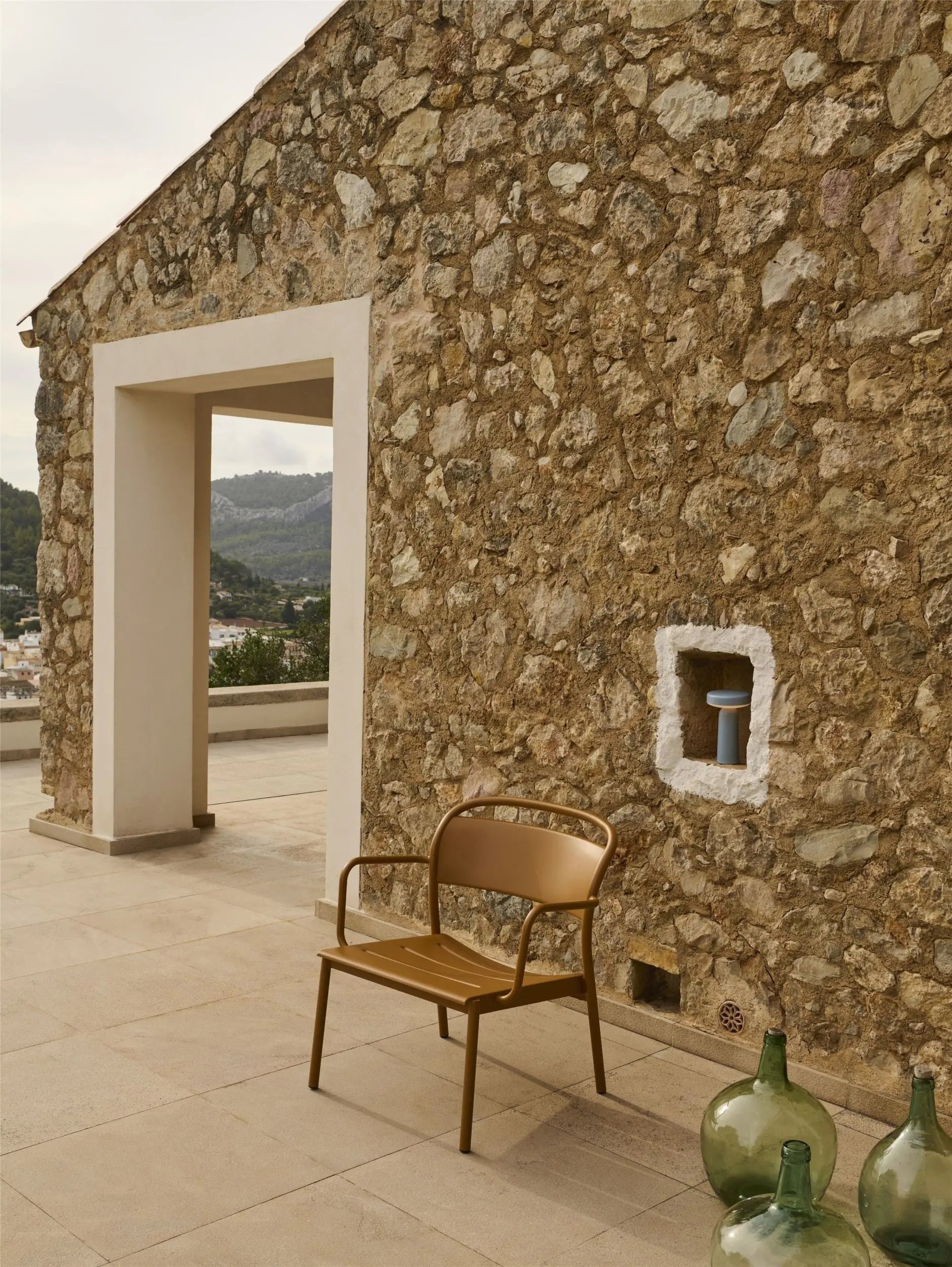 Muuto Linear Steel Lounge nojatuoli poltettu oranssi Muuto