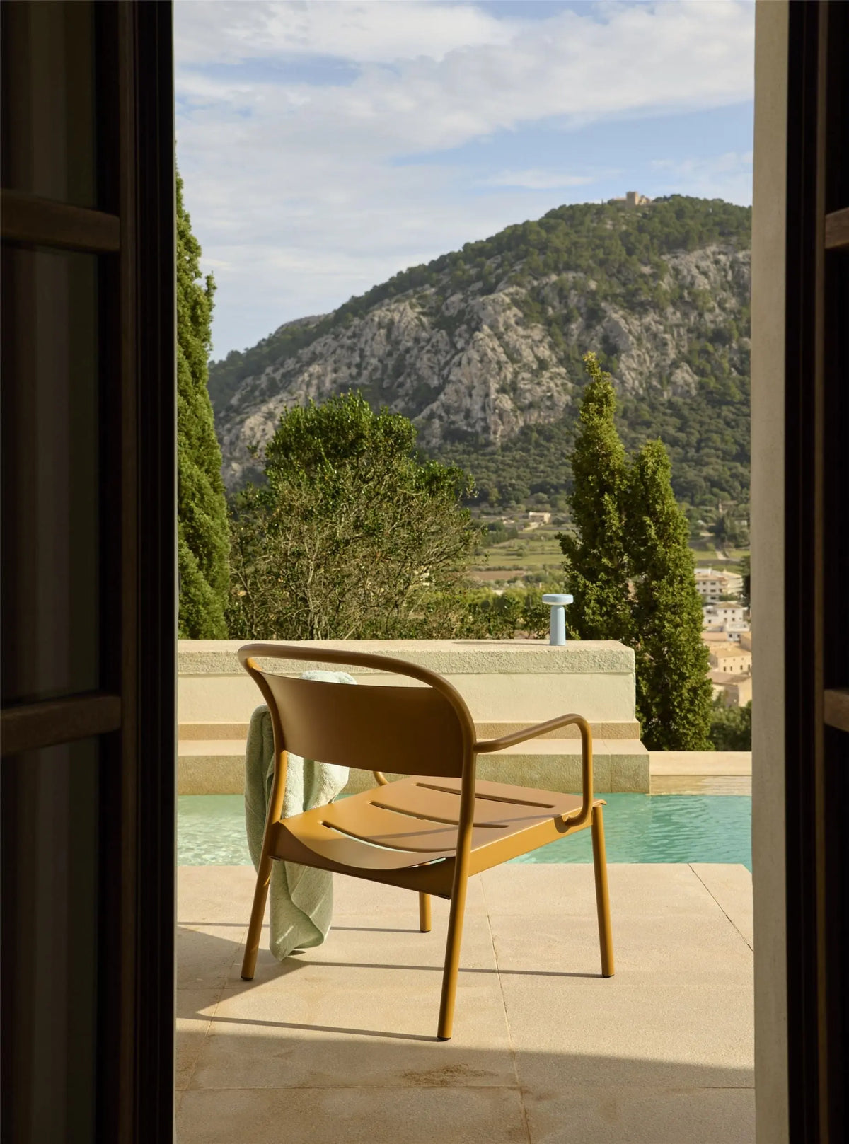 Muuto Linear Steel Lounge nojatuoli poltettu oranssi Muuto