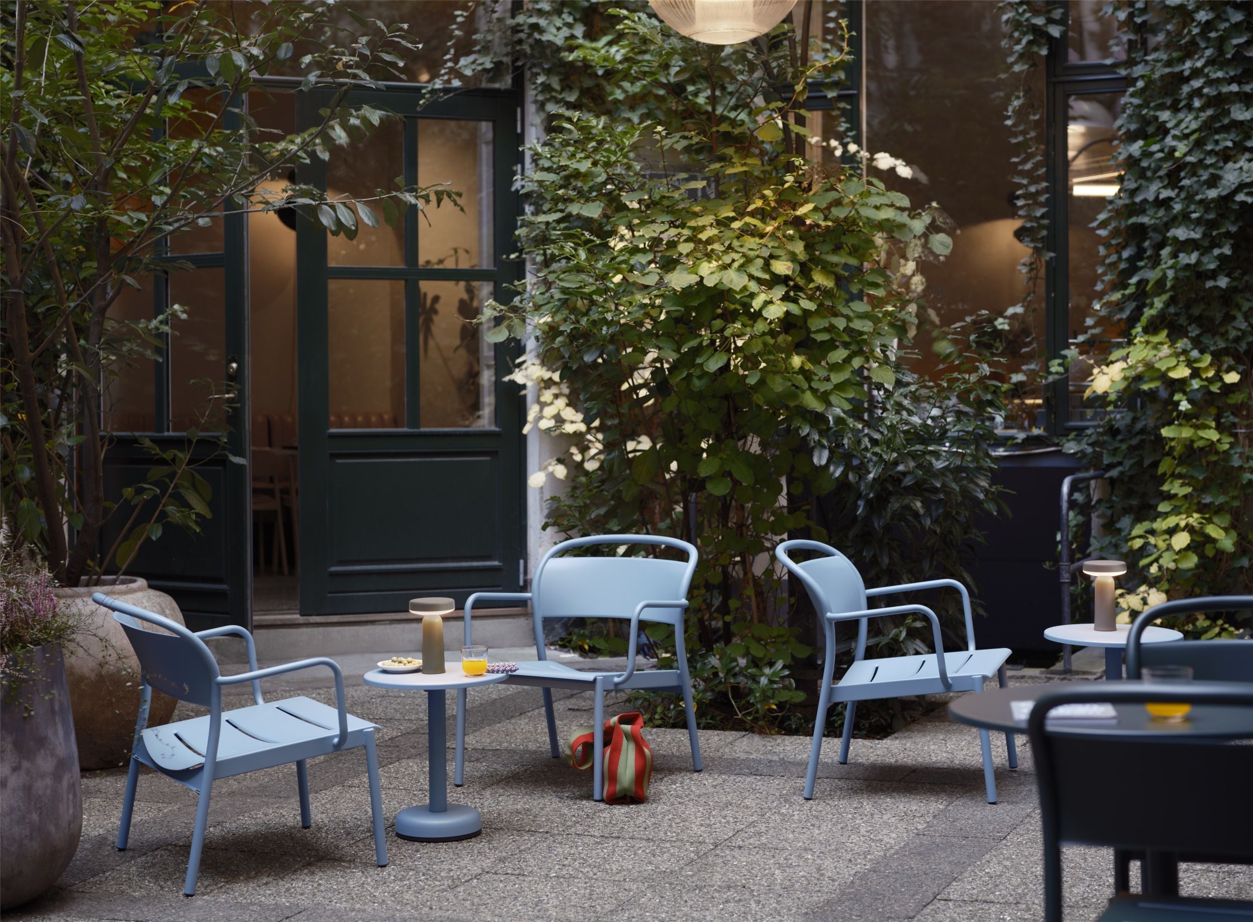 Muuto Linear Steel Lounge nojatuoli vaaleasininen Muuto