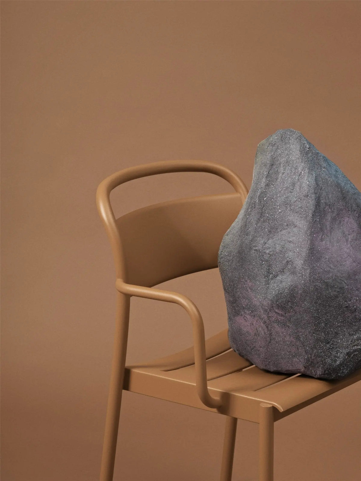 Muuto Linear nojatuoli ruskea - Laatukaluste