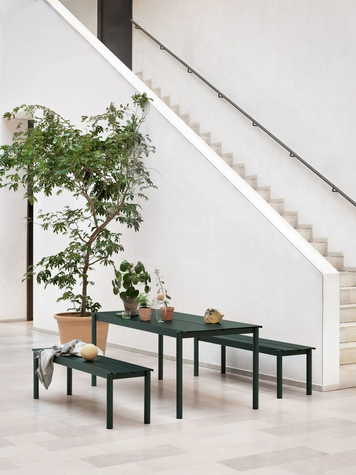 Muuto Linear Steel penkki 170cm tummanvihreä Muuto