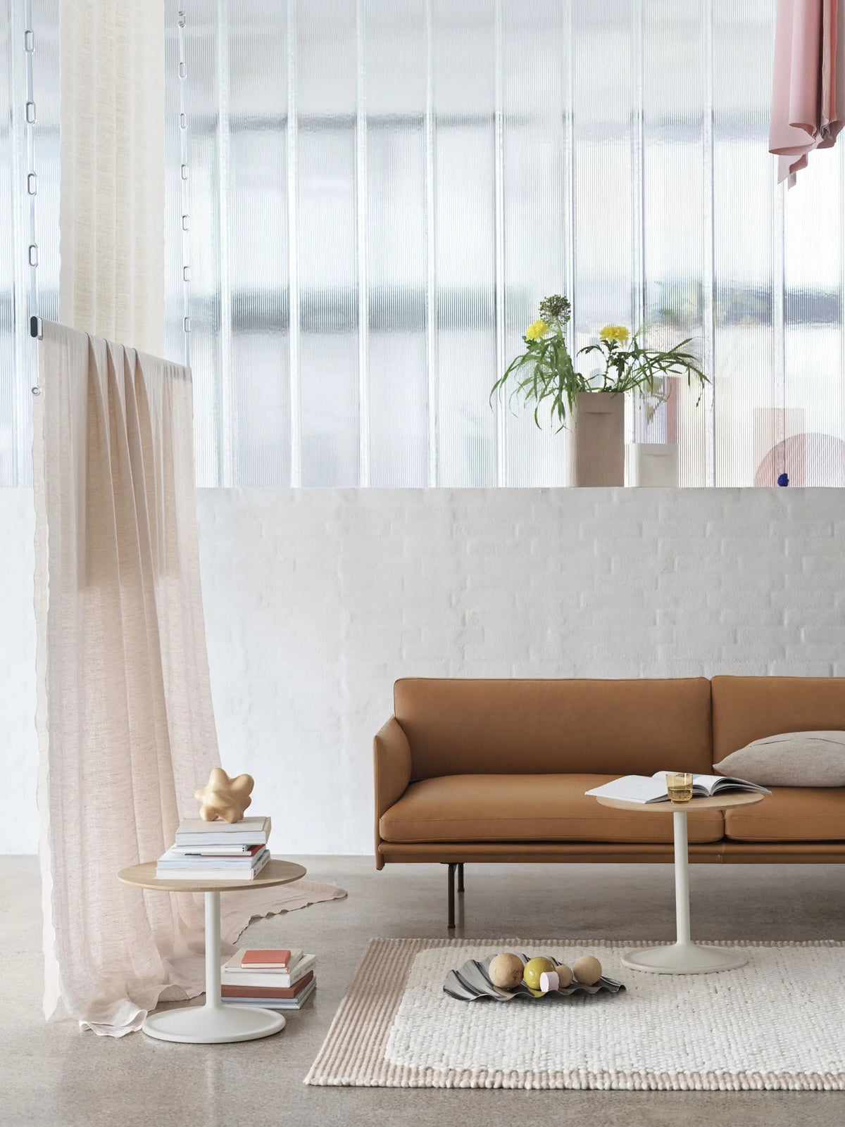 Muuto Outline 220cm sohva Cognac nahka/musta Muuto