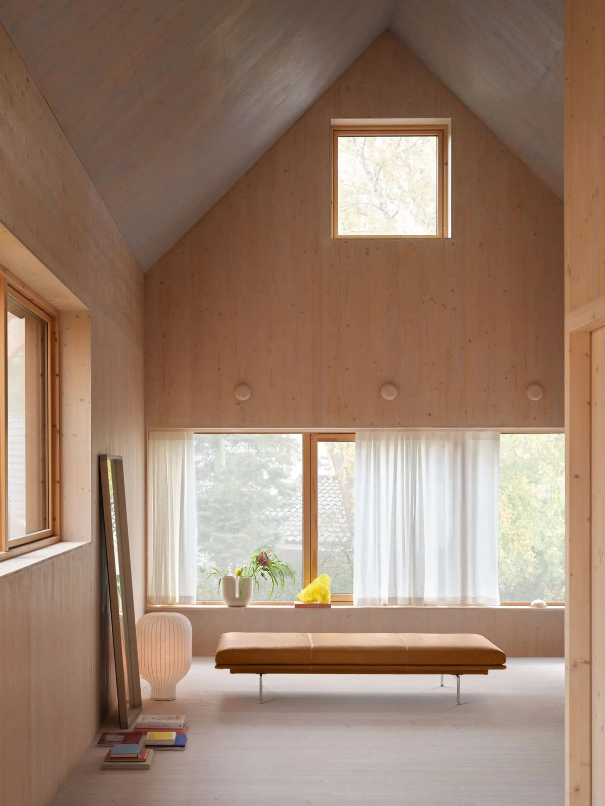 Muuto Outline Daybed Refine nahka konjakki/musta Muuto