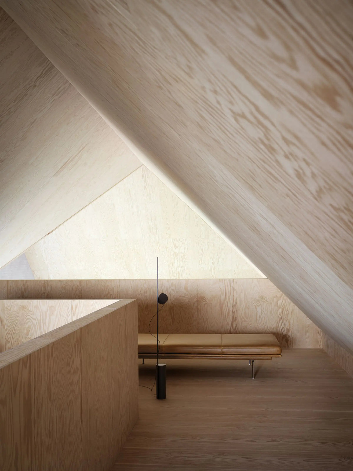 Muuto Outline Daybed Refine nahka konjakki/musta Muuto