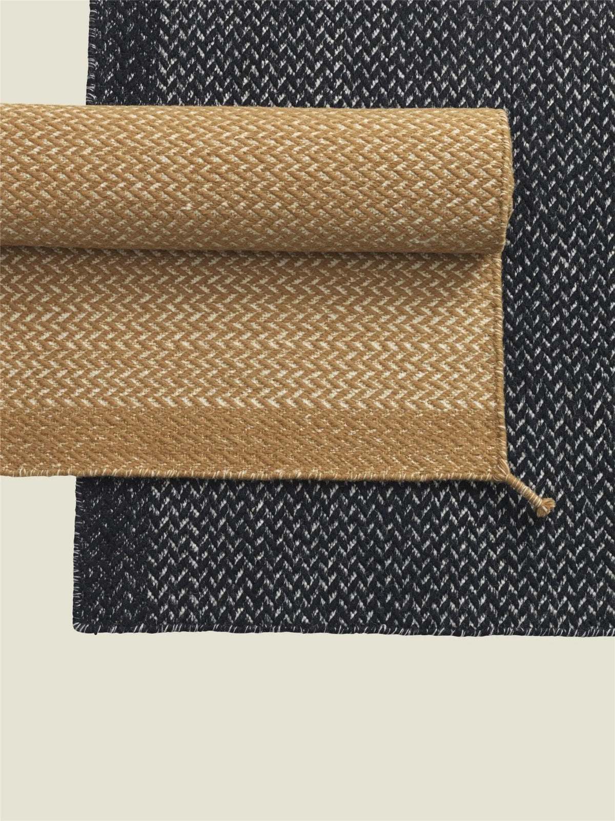 Muuto Ply matto 80x200 tummansininen - Laatukaluste