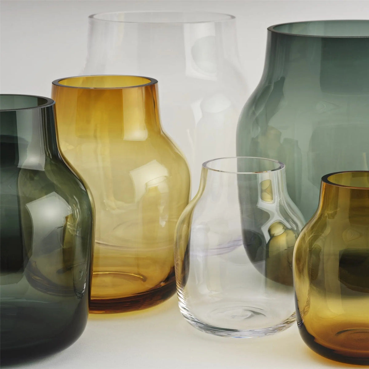 Muuto Silent maljakko Ø15 tummanvihreä - Laatukaluste