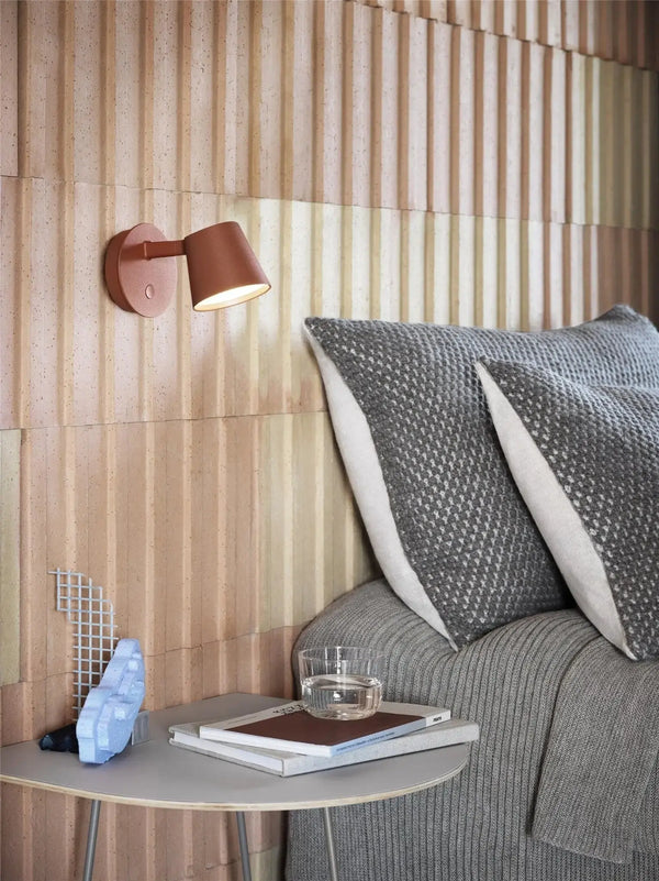 Muuto Tip seinävalaisin punaruskea - Laatukaluste