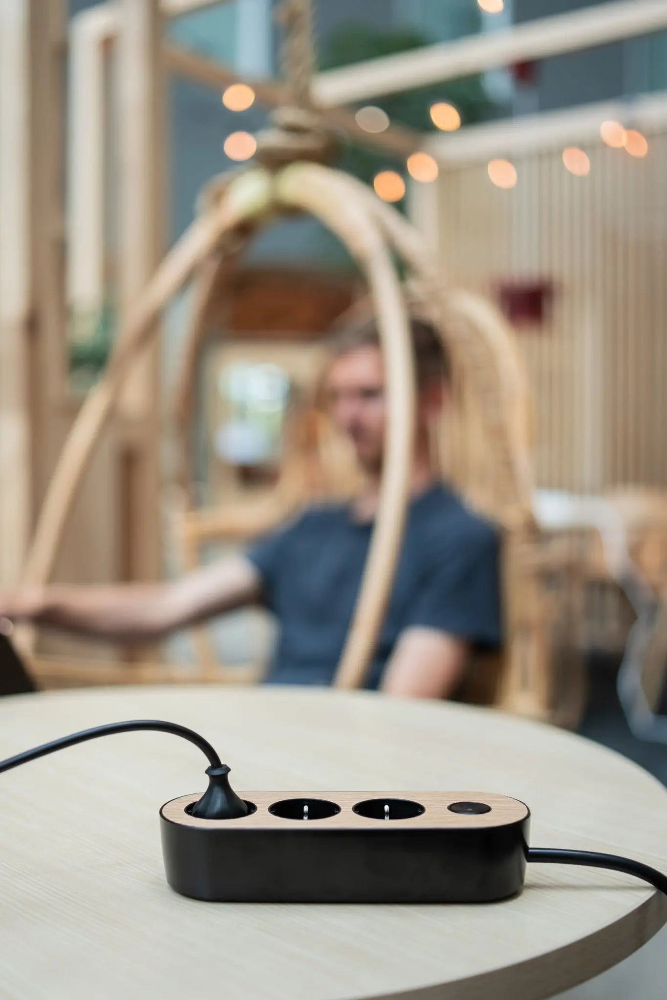 MyNolla Strip jatkojohto musta/tammi - Laatukaluste