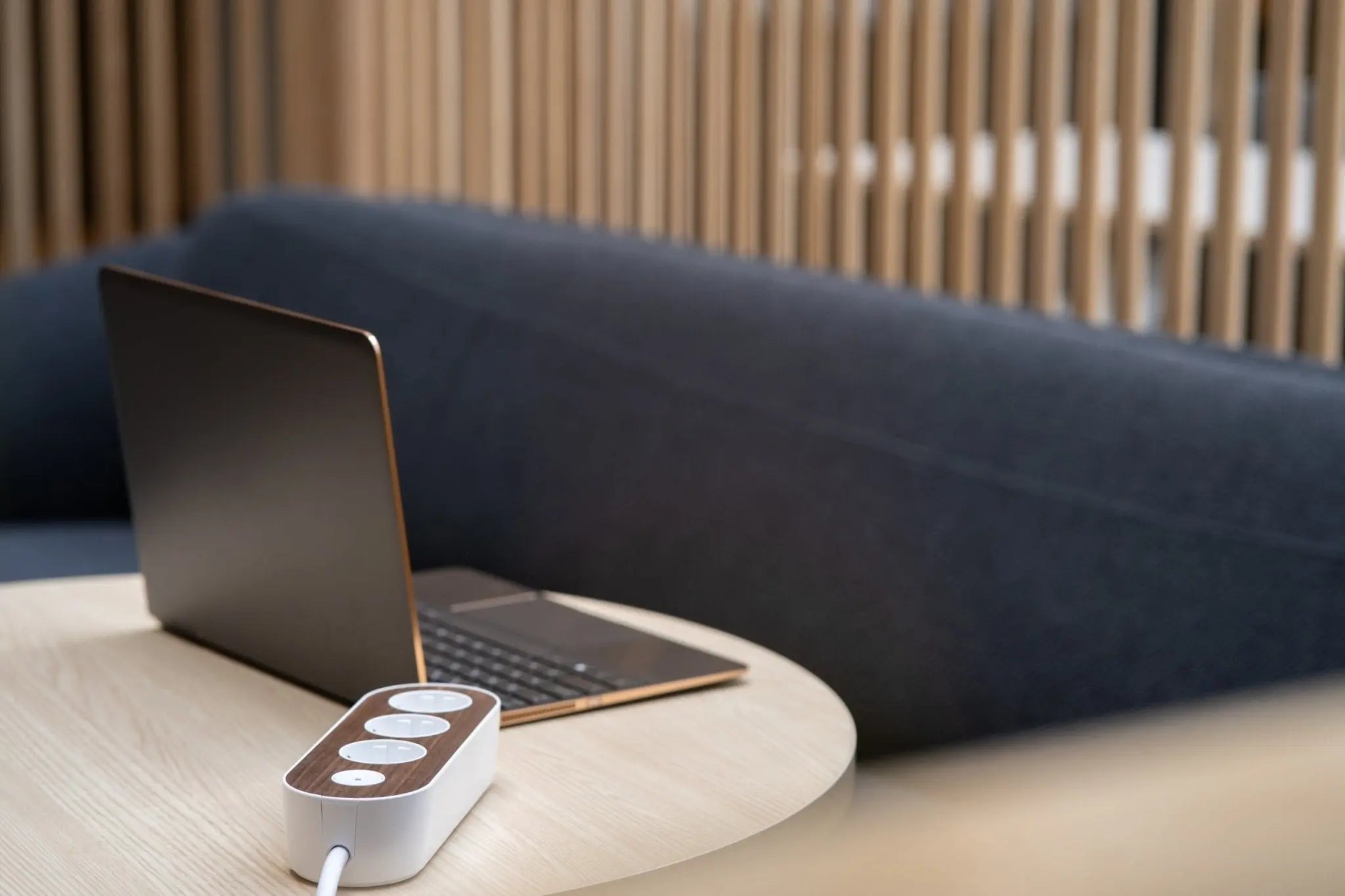 MyNolla Strip jatkojohto valkoinen/pähkinä - Laatukaluste