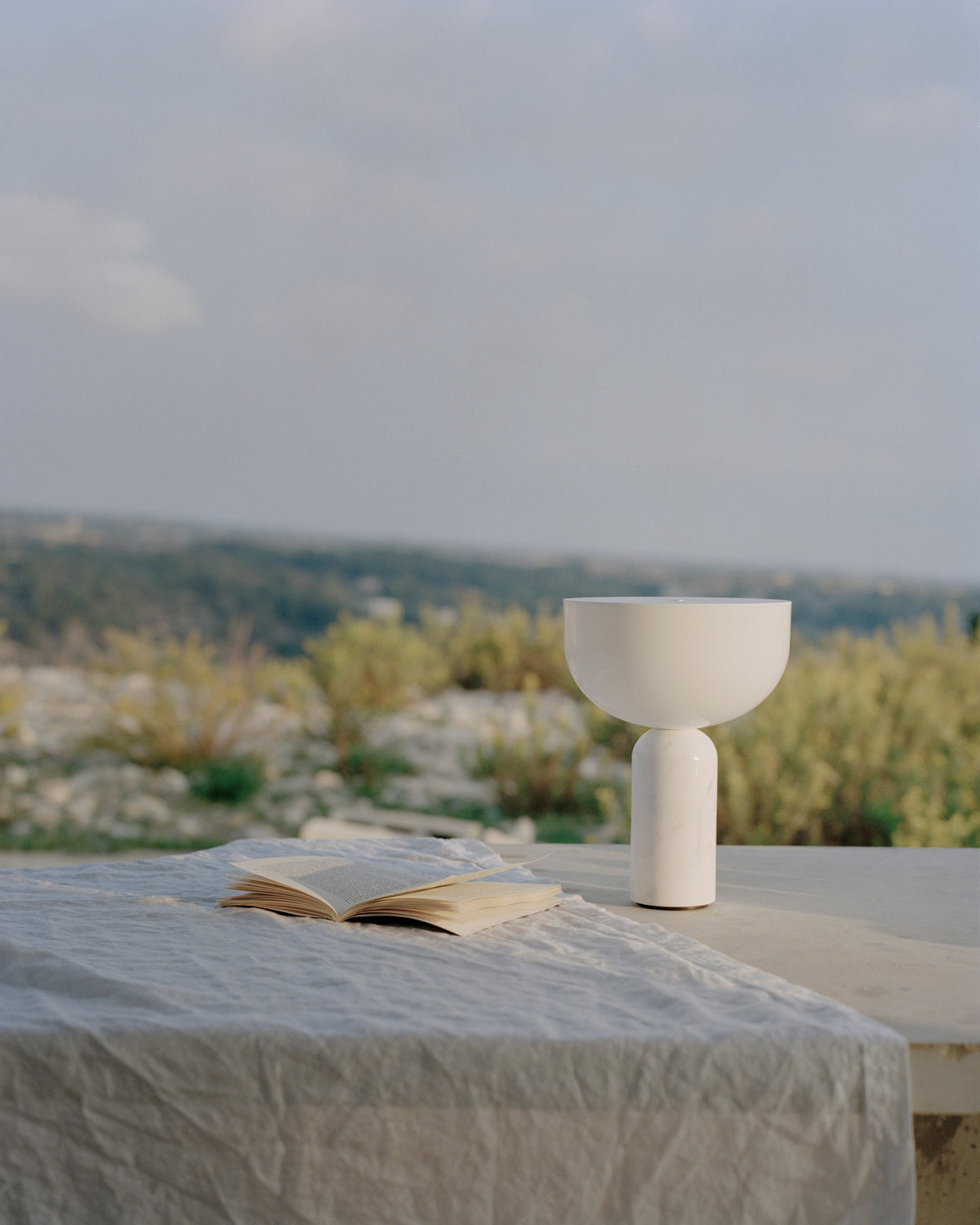 New Works Kizu Portable pöytävalaisin valkoinen marmori New Works