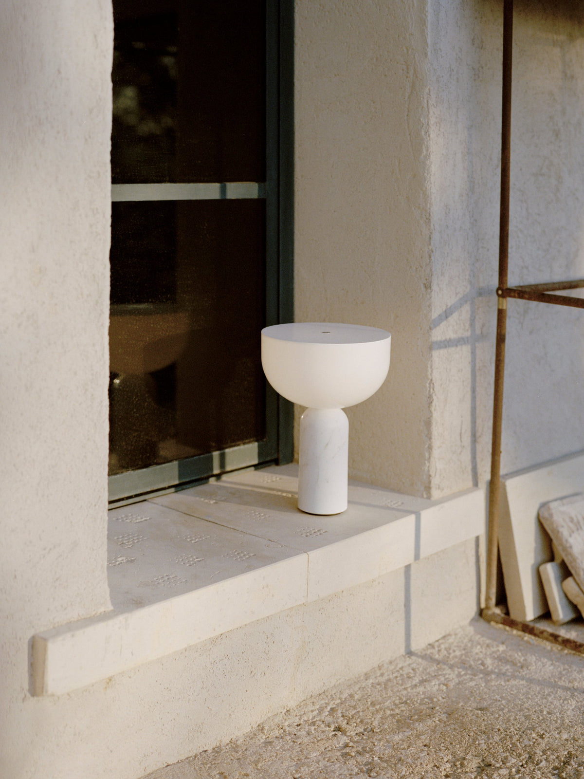 New Works Kizu Portable pöytävalaisin valkoinen marmori New Works