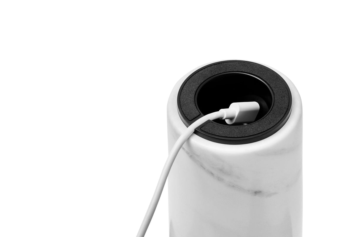 New Works Kizu Portable pöytävalaisin valkoinen marmori New Works