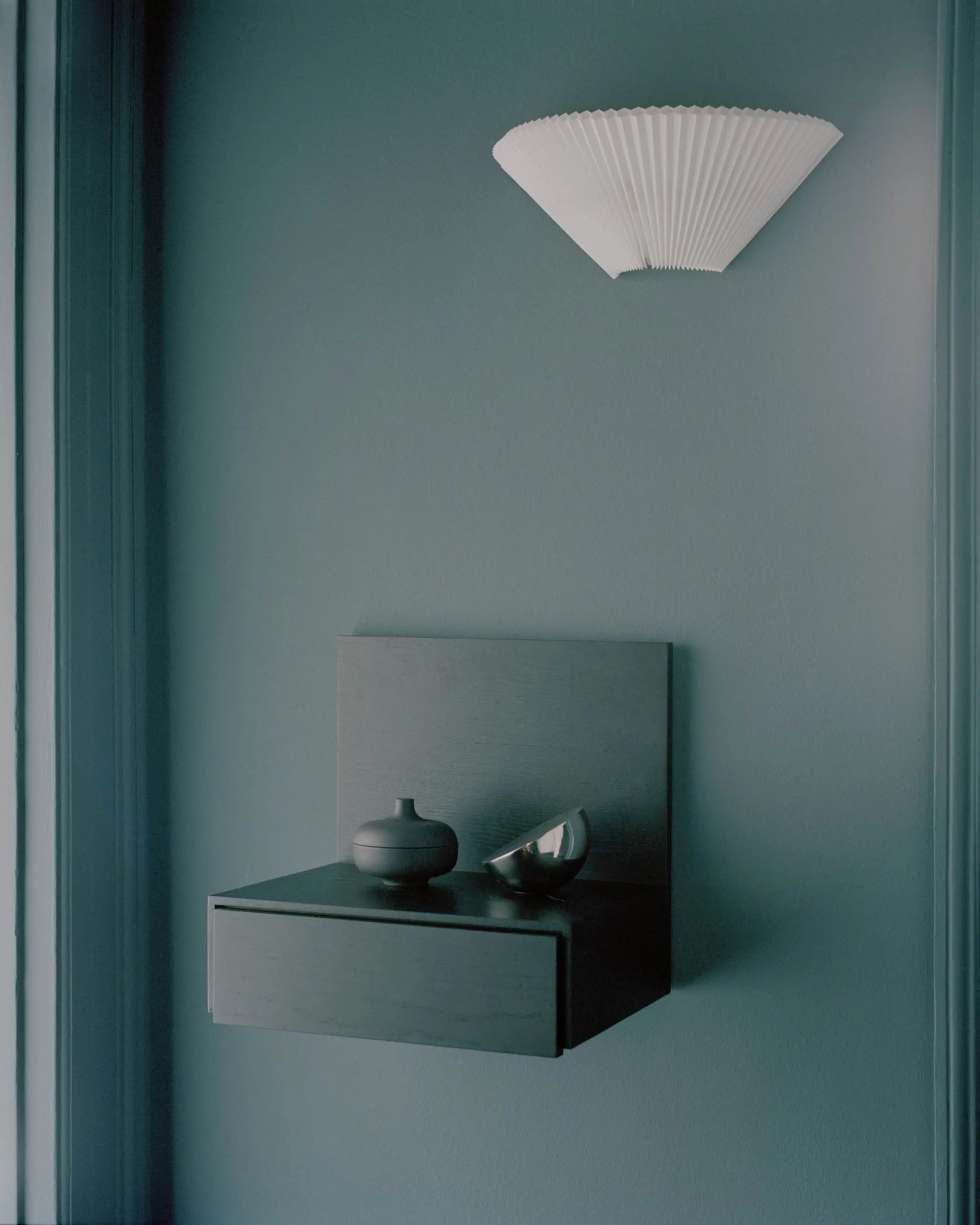 New Works Tana yöpöytä musta New Works