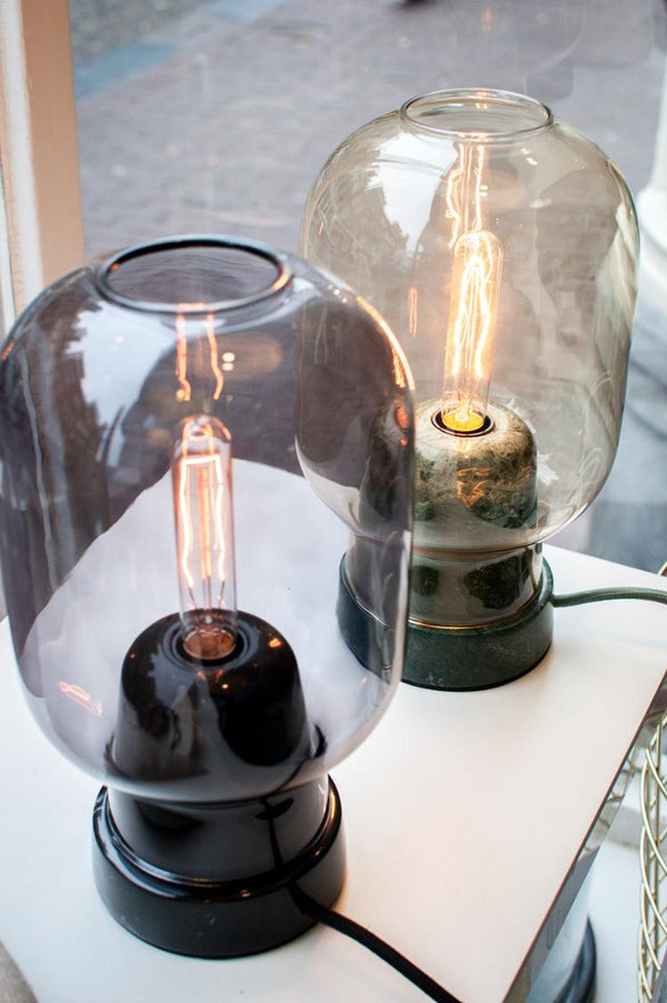 Normann Copenhagen Amp pöytävalaisin savunharmaa/musta - Laatukaluste