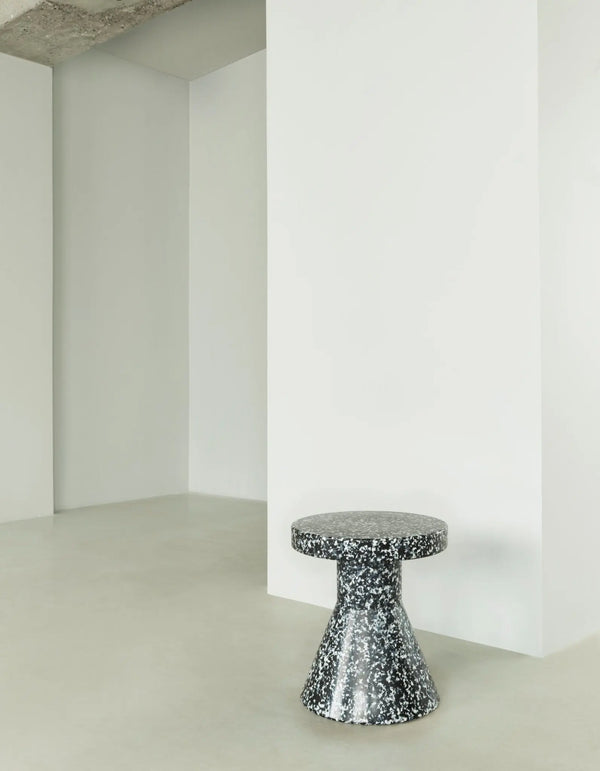 Normann Copenhagen Bit Cone jakkara musta - Laatukaluste