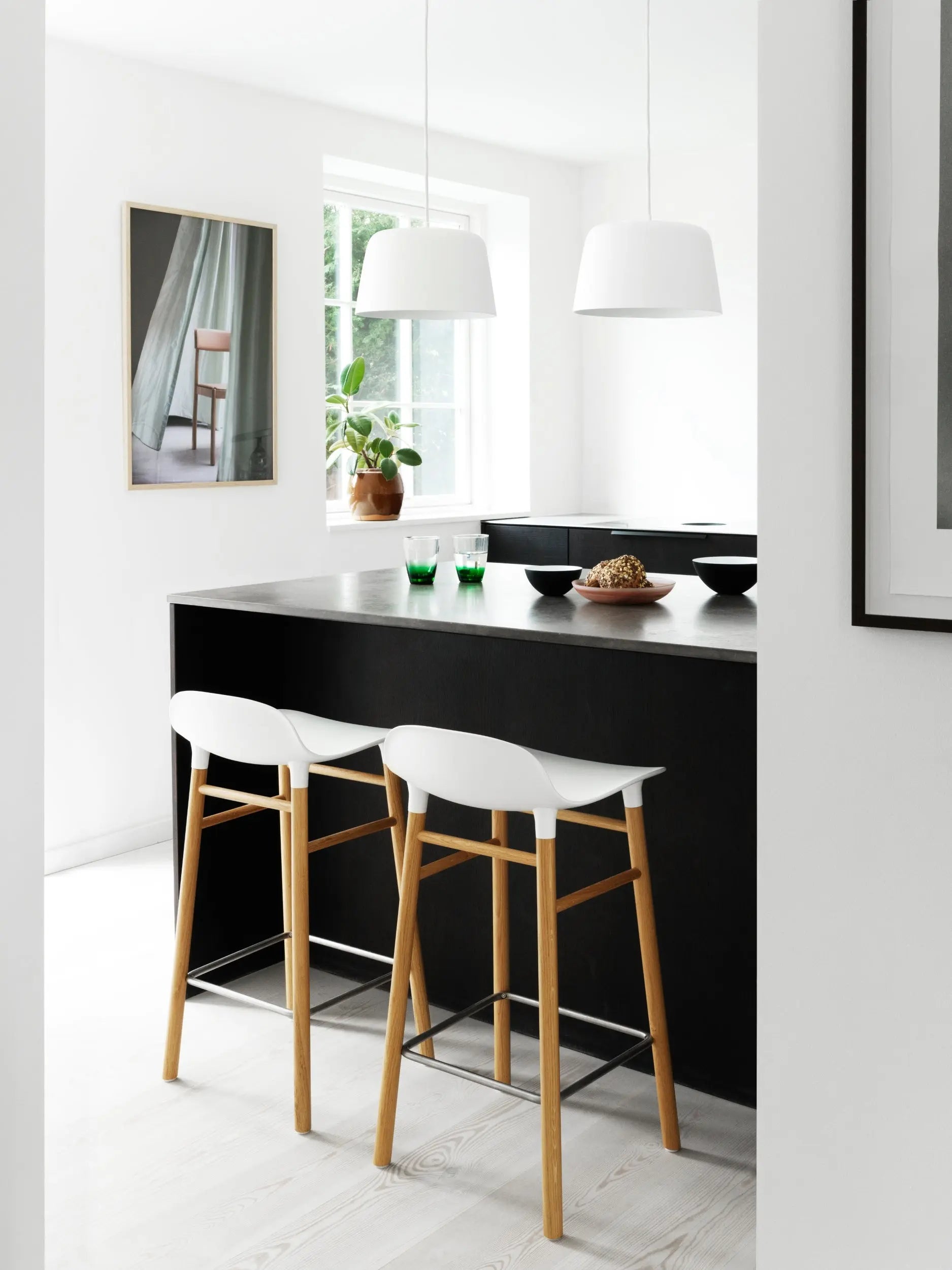 Normann Copenhagen Form baarituoli valkoinen/tammi - Laatukaluste