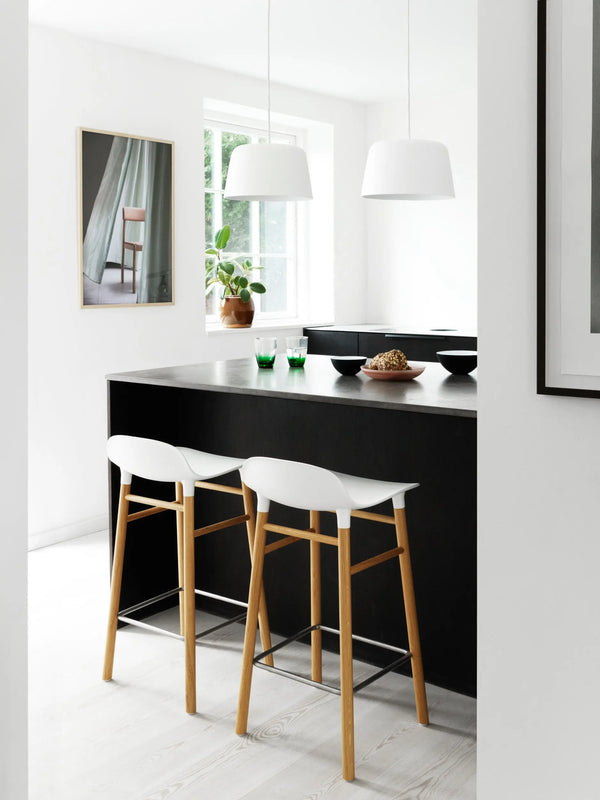 Normann Copenhagen Form baarituoli valkoinen/tammi - Laatukaluste