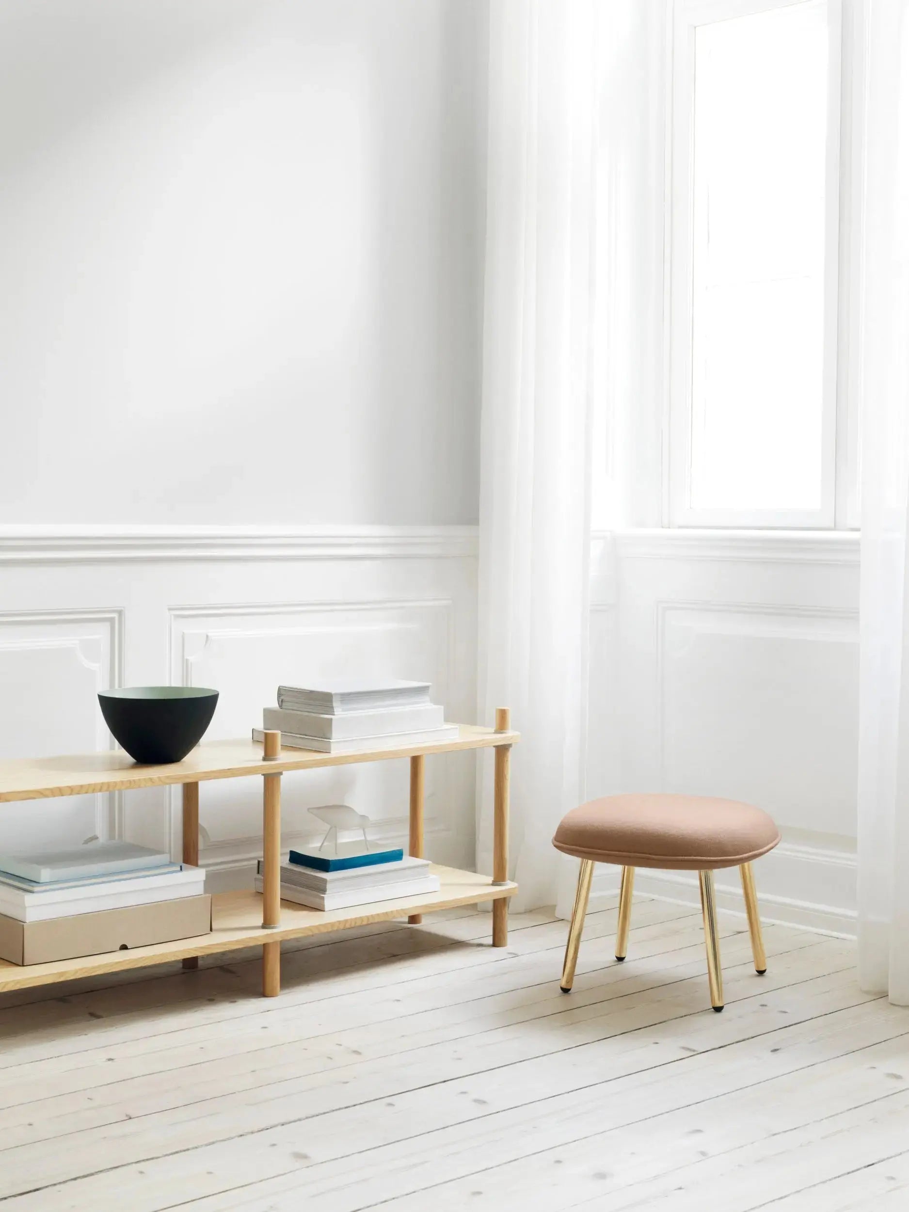 Normann Copenhagen Jam hyllykkö matala tammi Normann Copenhagen