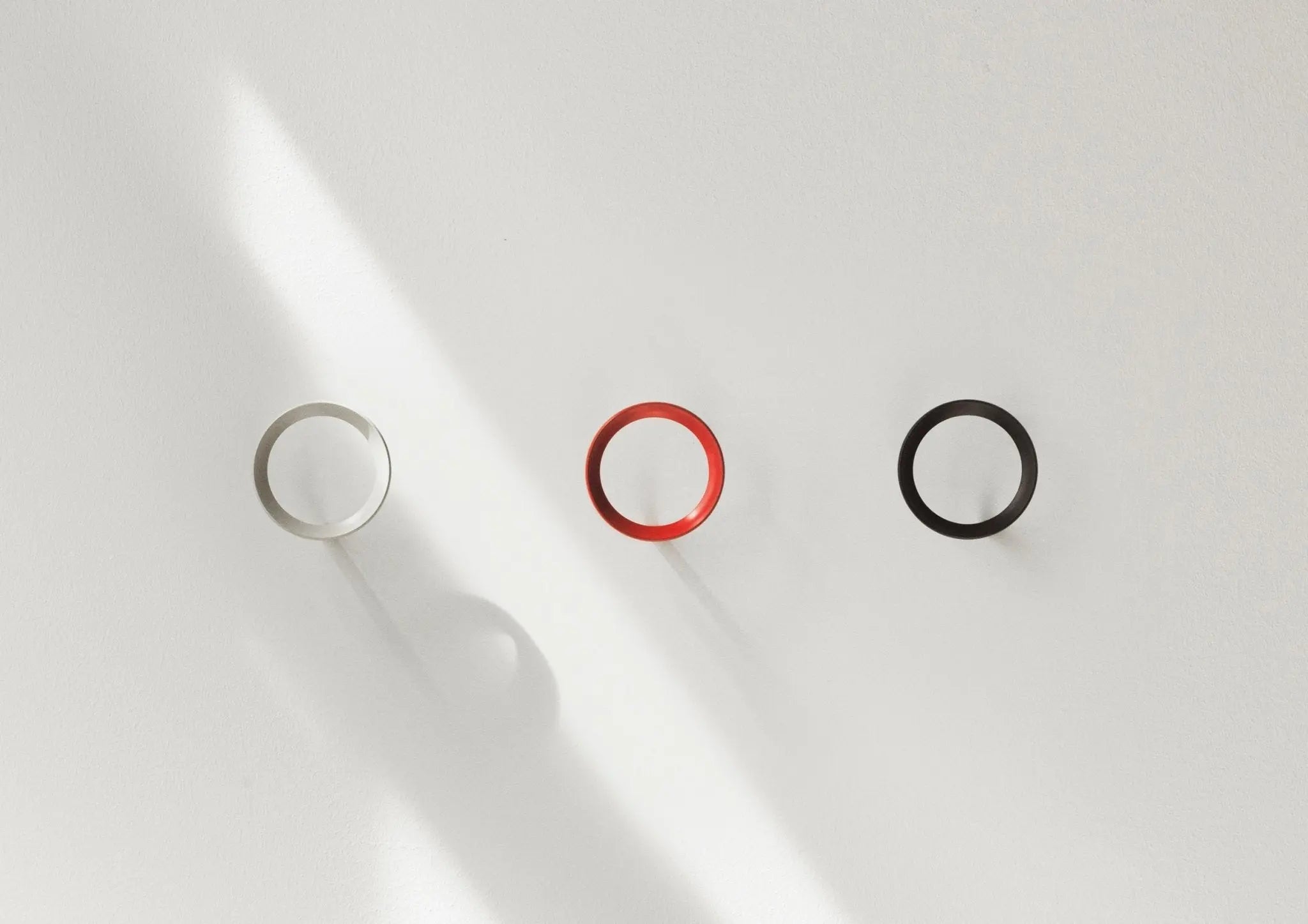 Normann Copenhagen Loop M ripustin lämmin harmaa - Laatukaluste