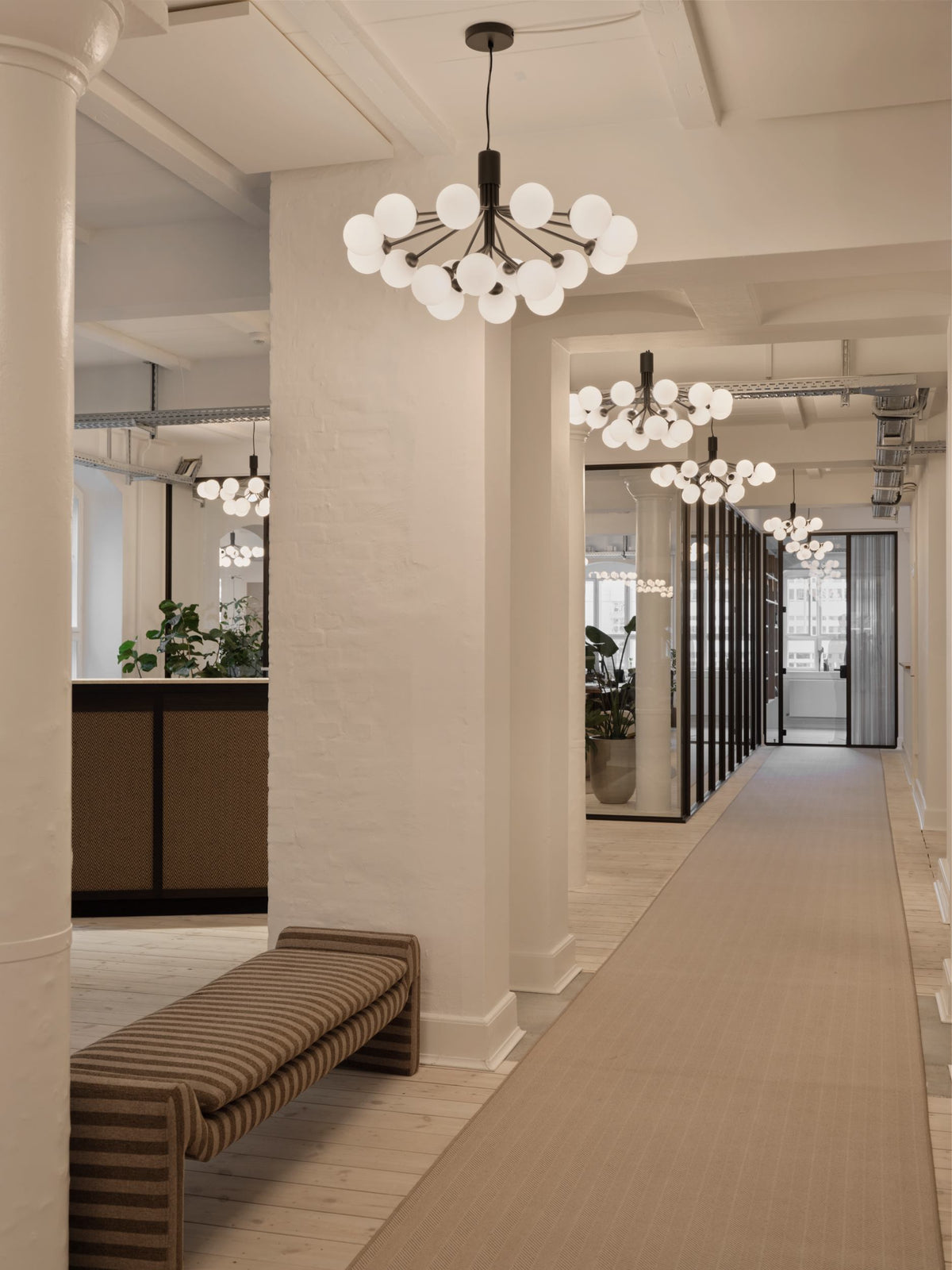 Nuura Apiales 18 pendant lamp black/opal