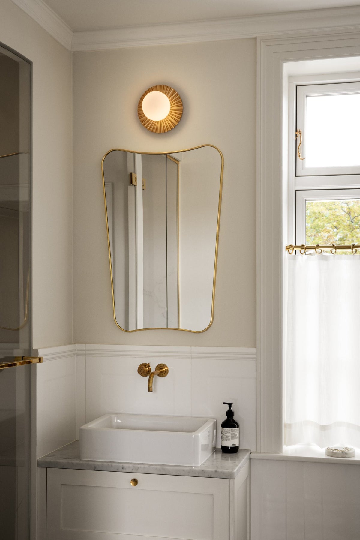 Nuura Liila Muuse S wall lamp gold/opal
