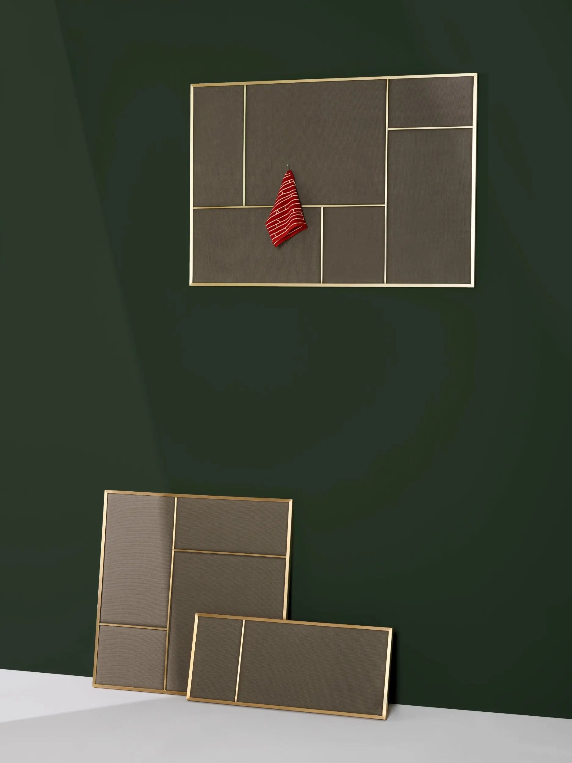 PLEASE WAIT to be SEATED Nouveau Pin muistitaulu M harmaa PLEASE WAIT to be SEATED