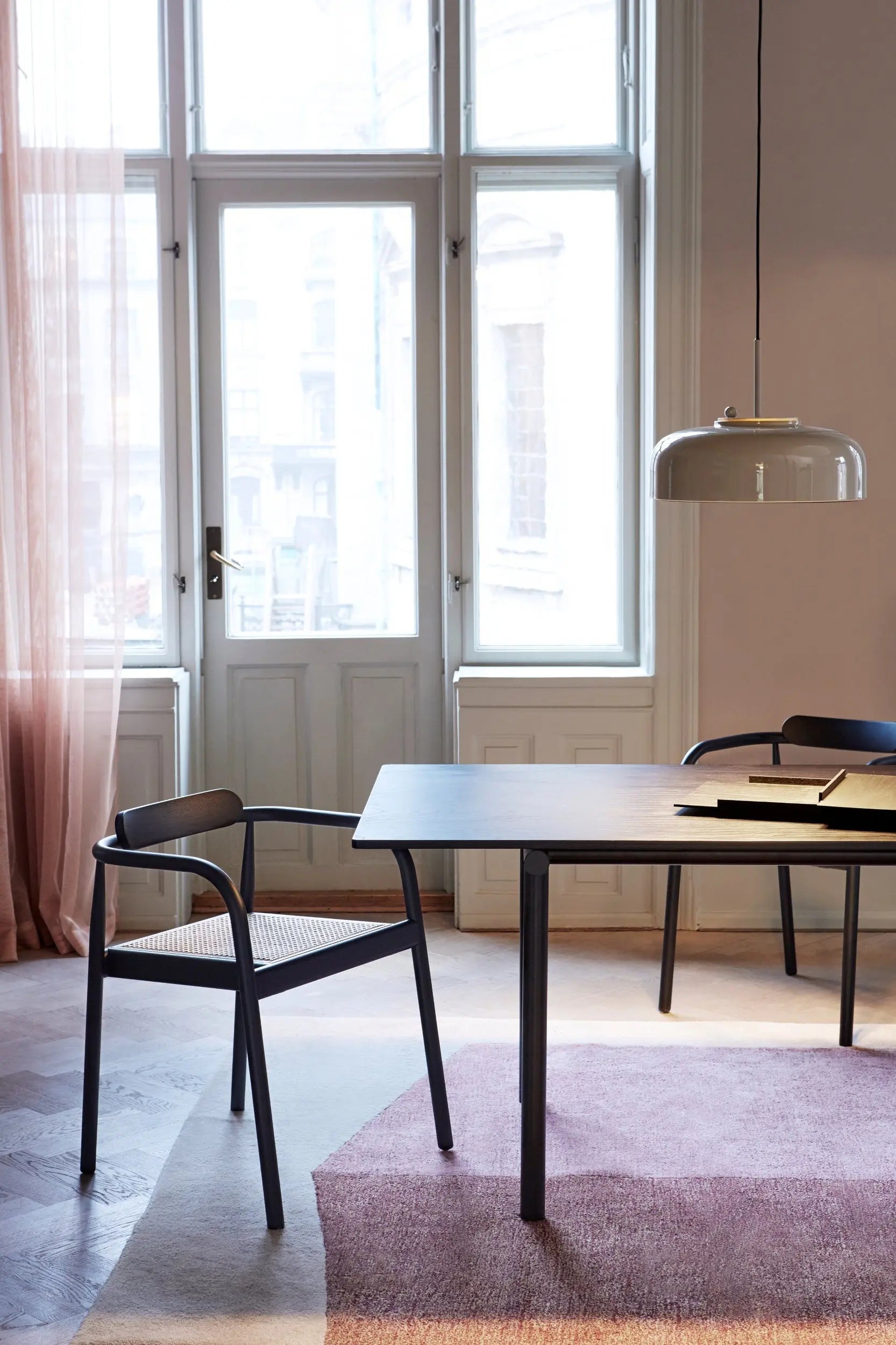 PLEASE WAIT to be SEATED Podgy riippuvalaisin valkoinen PLEASE WAIT to be SEATED