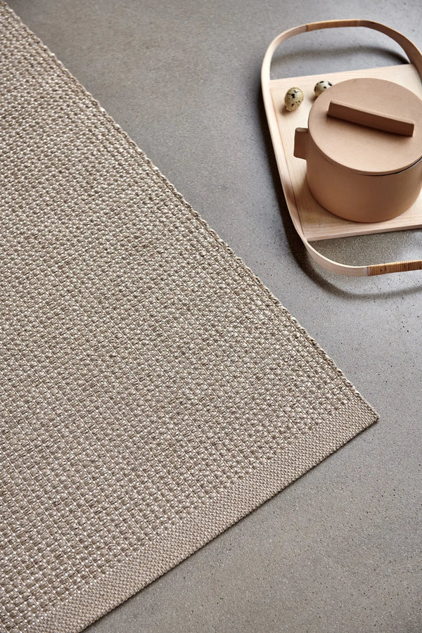 Pappelina EMM matto 70x180 potato/beige metallic Pappelina