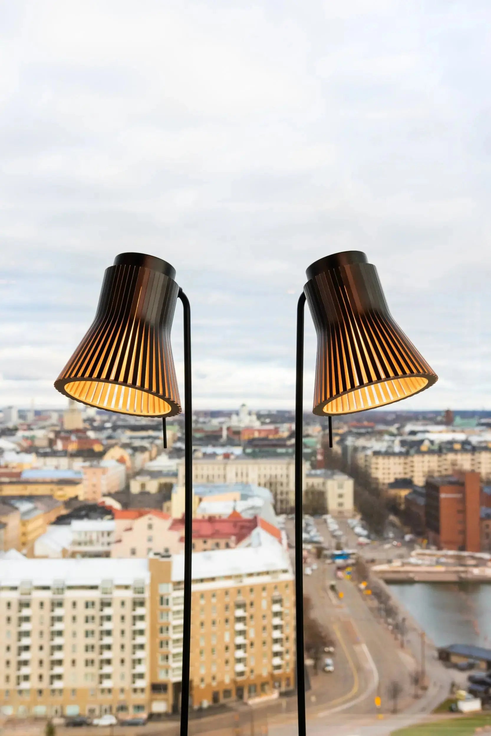 Secto Petite 4610 lattiavalaisin musta Secto Design