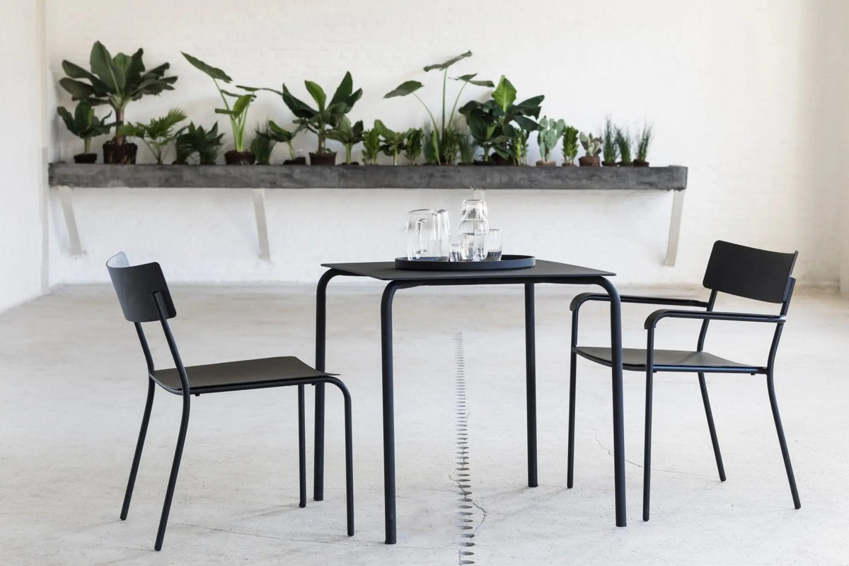 Serax August pöytä 75x75 musta - Laatukaluste