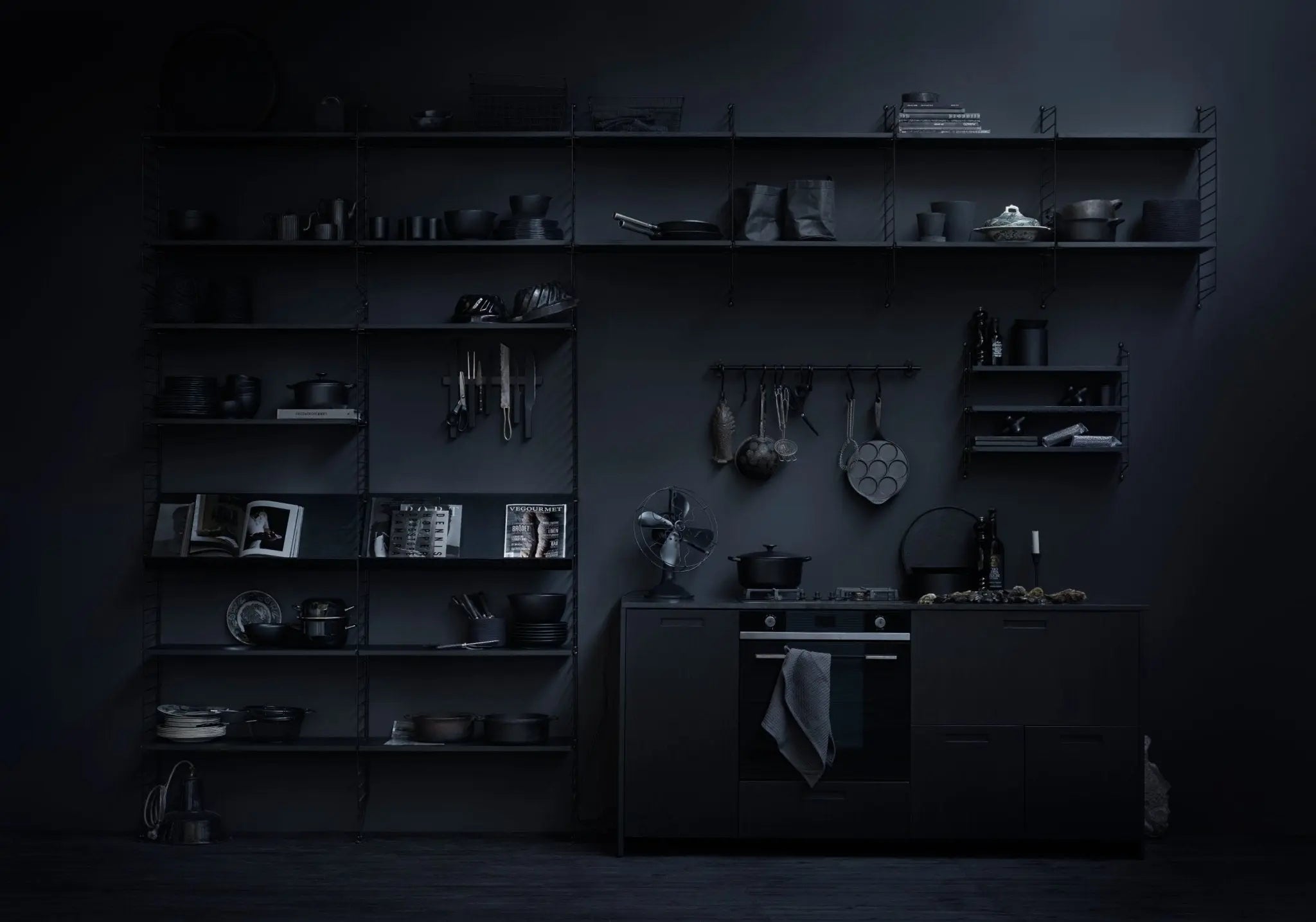 String System umpinainen lehtihylly 58cm musta - Laatukaluste