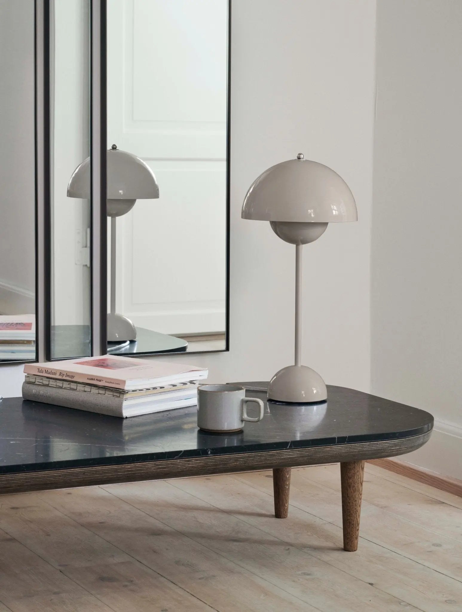 &Tradition Flowerpot VP3 pöytävalaisin harmaa-beige - Laatukaluste