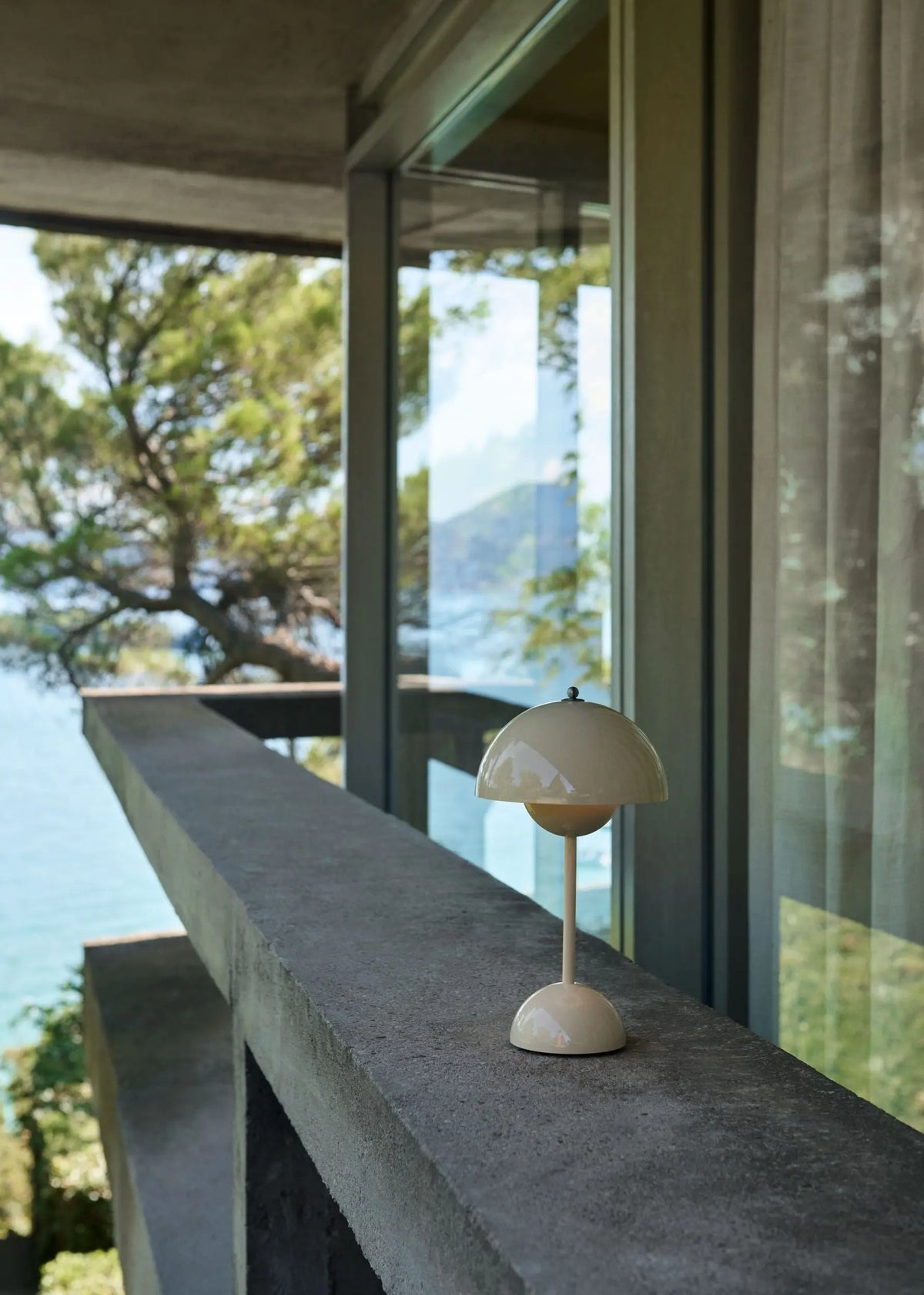 &Tradition Flowerpot VP9 Portable pöytävalaisin norsuunluunvalkoinen &Tradition