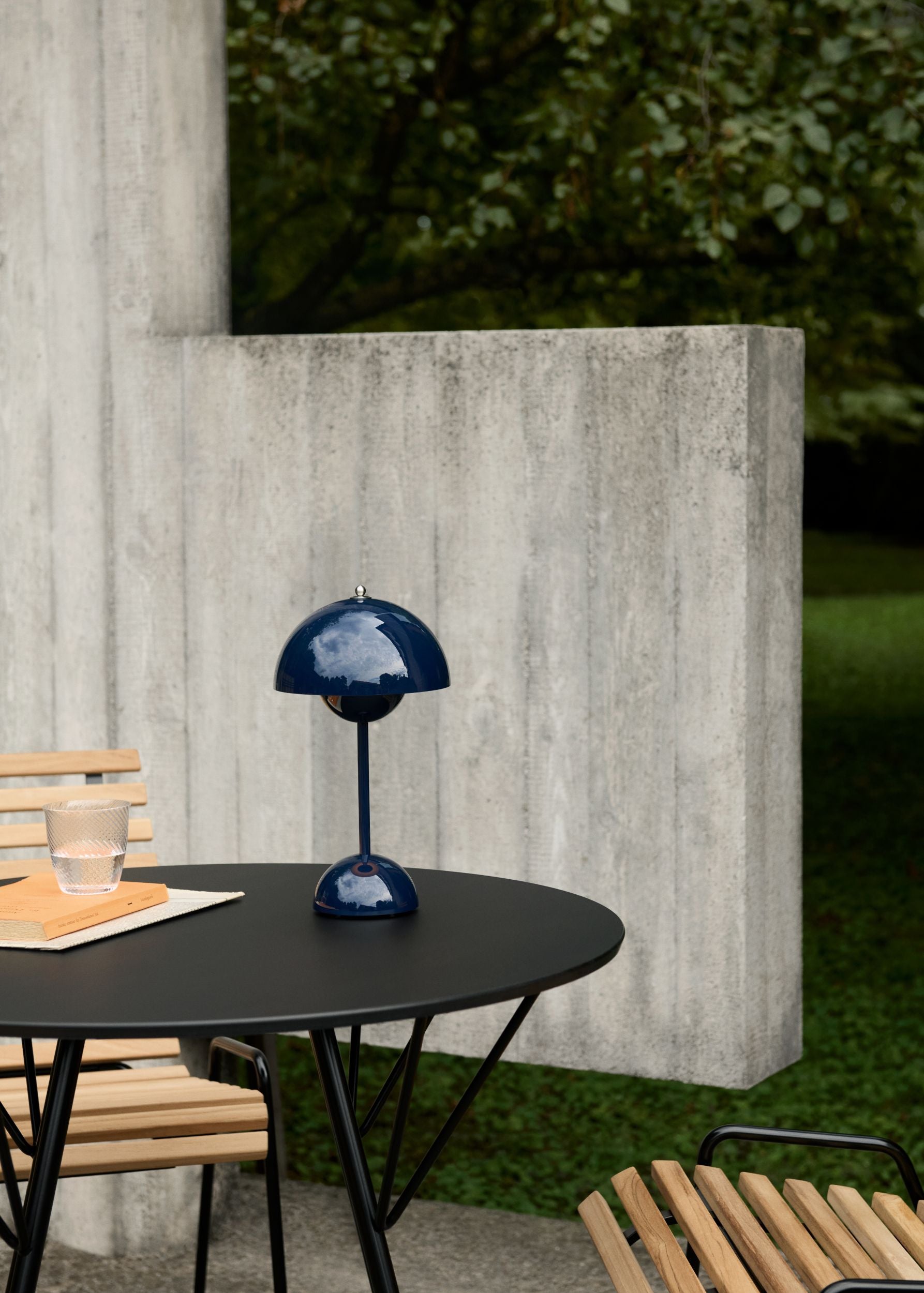 &Tradition Flowerpot VP9 Portable pöytävalaisin teräksensininen &Tradition