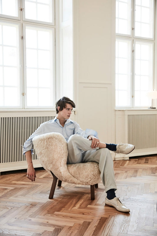 &Tradition Little Petra nojatuoli Moonlight lampaantalja/pähkinä - Laatukaluste