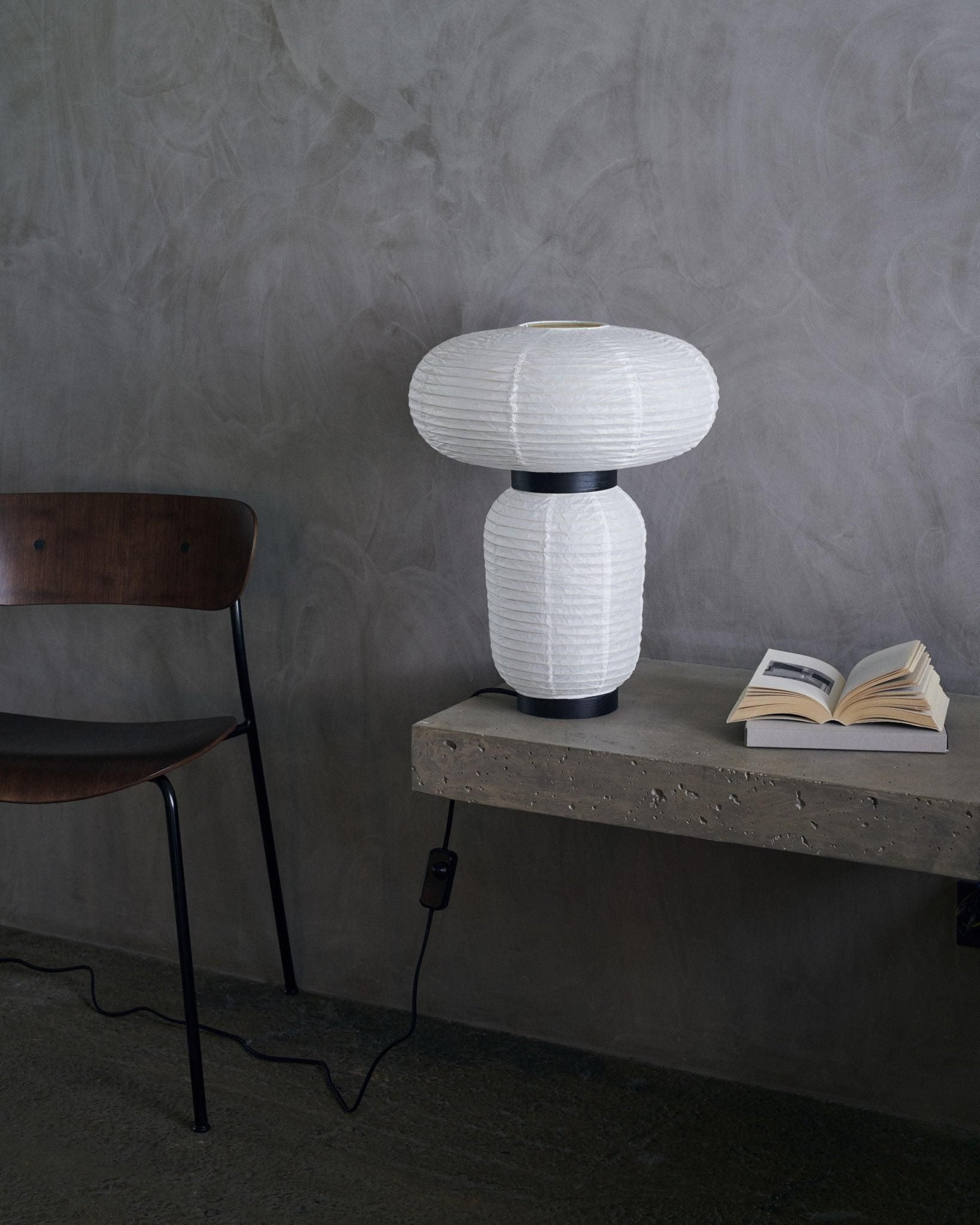 &Tradition Pavilion AV1 tuoli pähkinä/musta - Laatukaluste