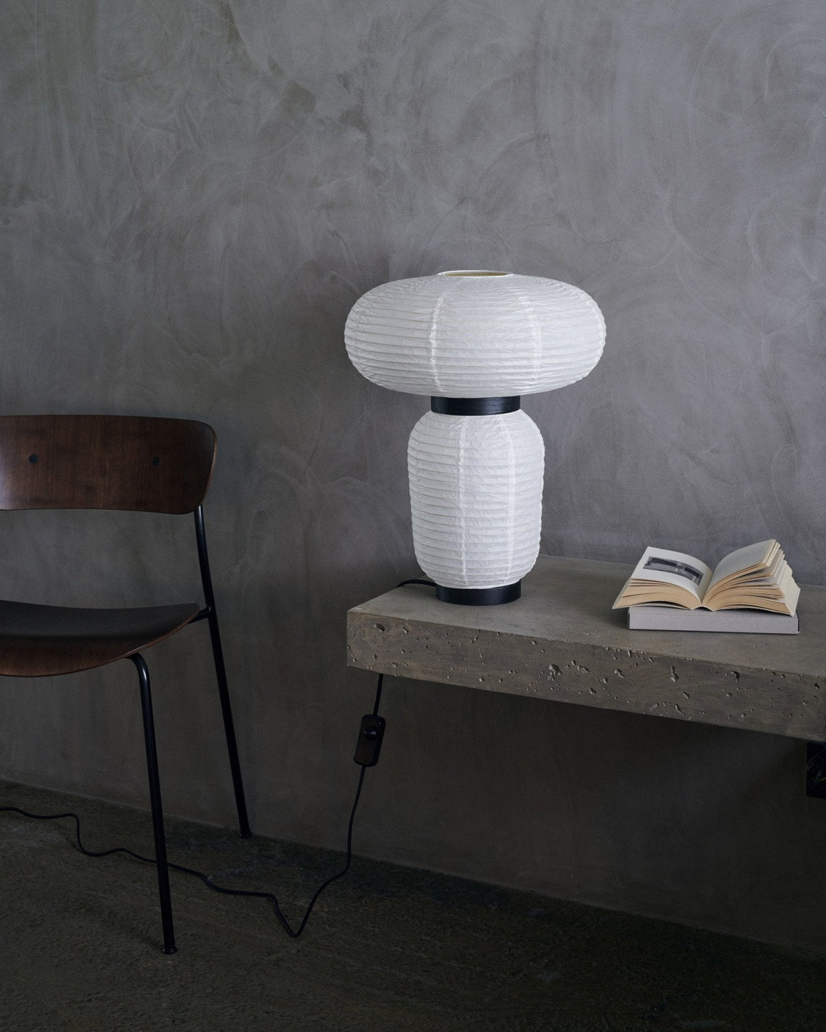 &Tradition Pavilion AV1 tuoli pähkinä/musta - Laatukaluste