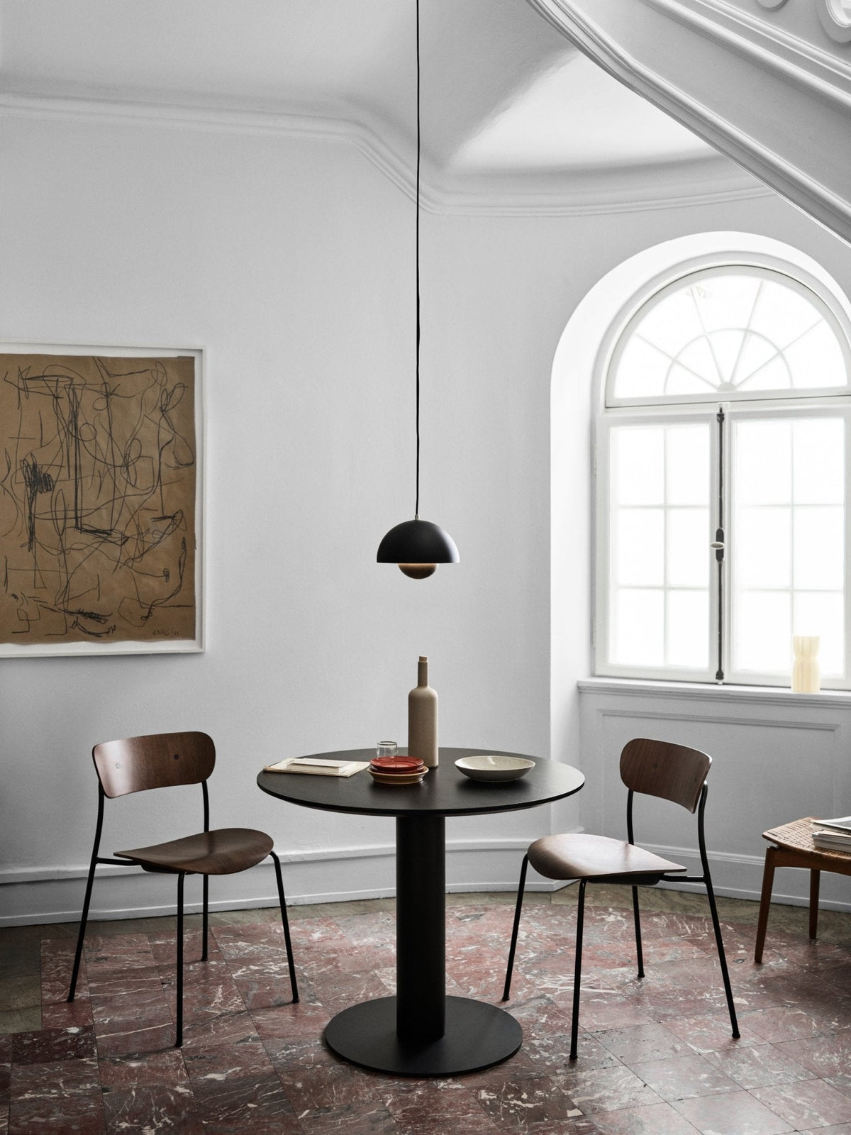 &Tradition Pavilion AV1 tuoli pähkinä/musta - Laatukaluste