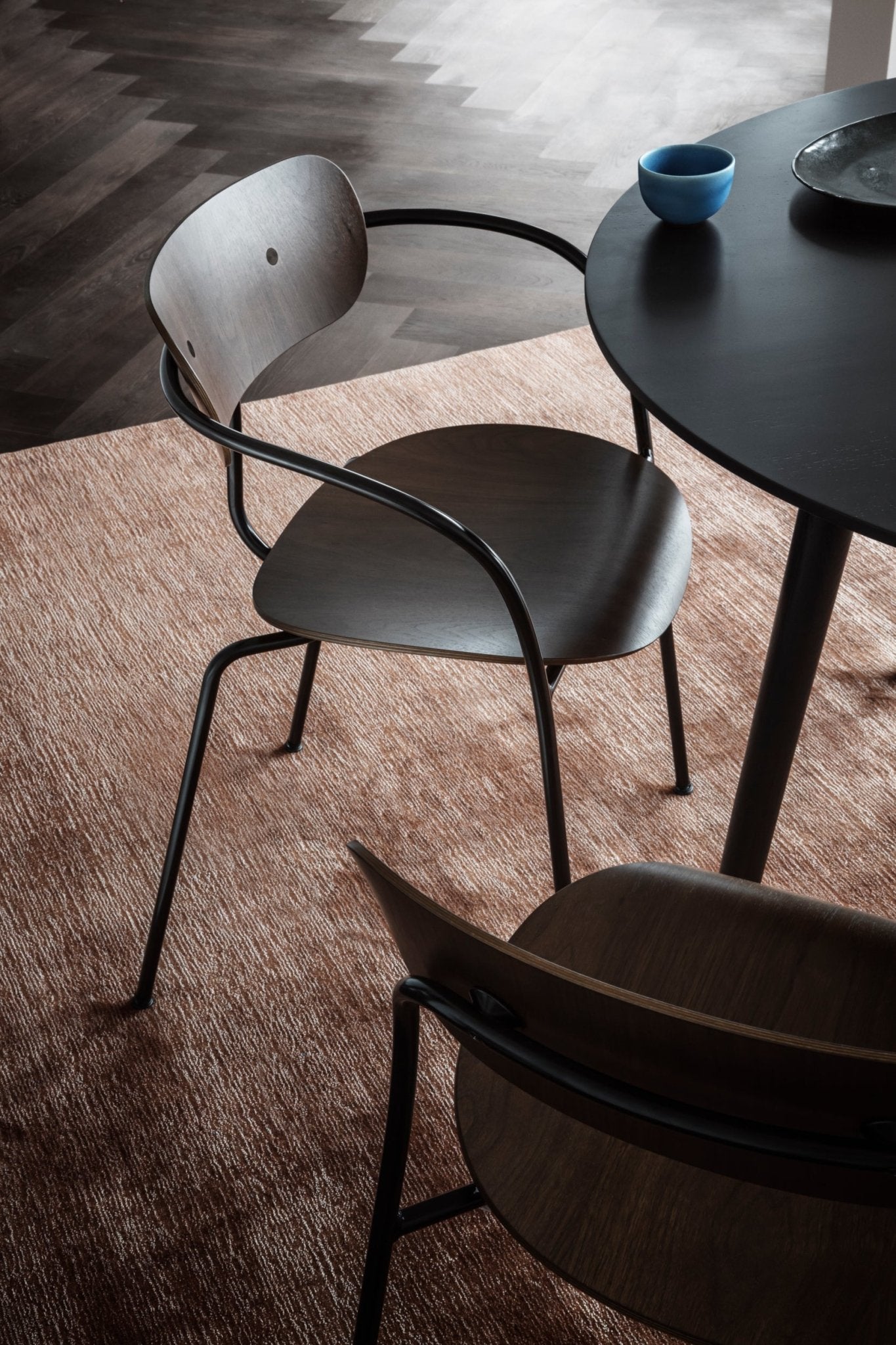 &Tradition Pavilion AV2 tuoli pähkinä/musta - Laatukaluste