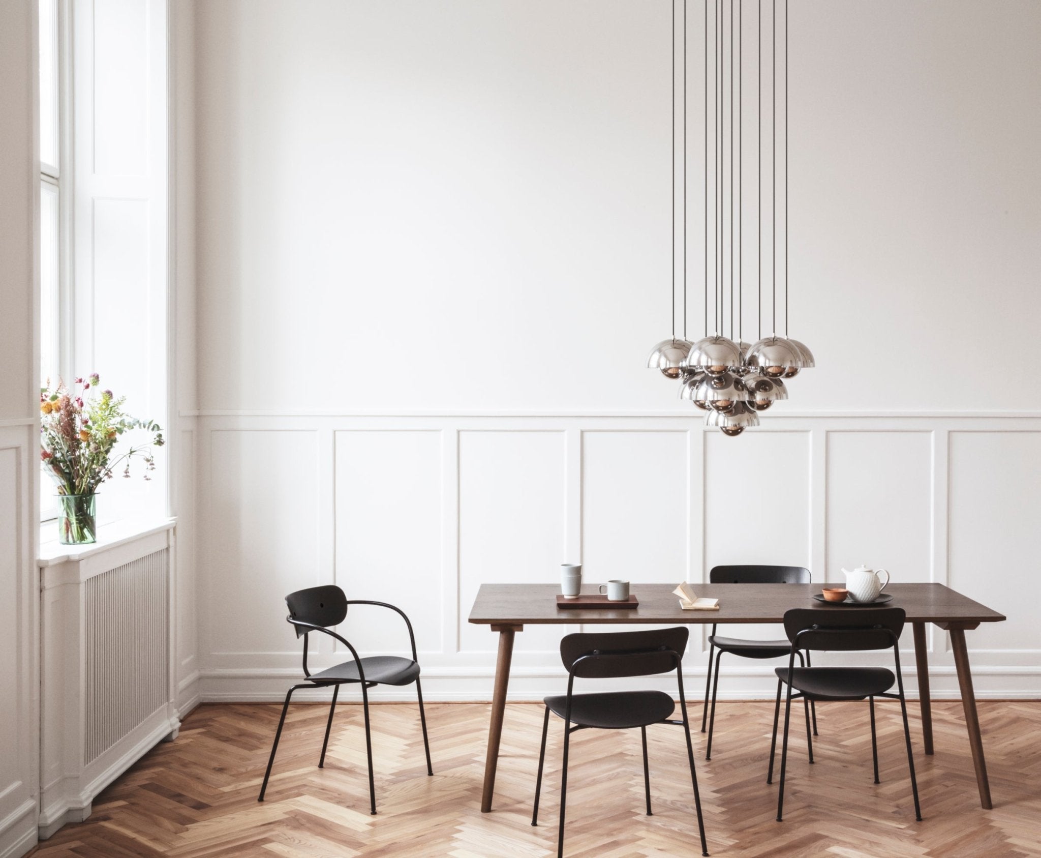 &Tradition Pavilion AV2 tuoli tammi/musta - Laatukaluste