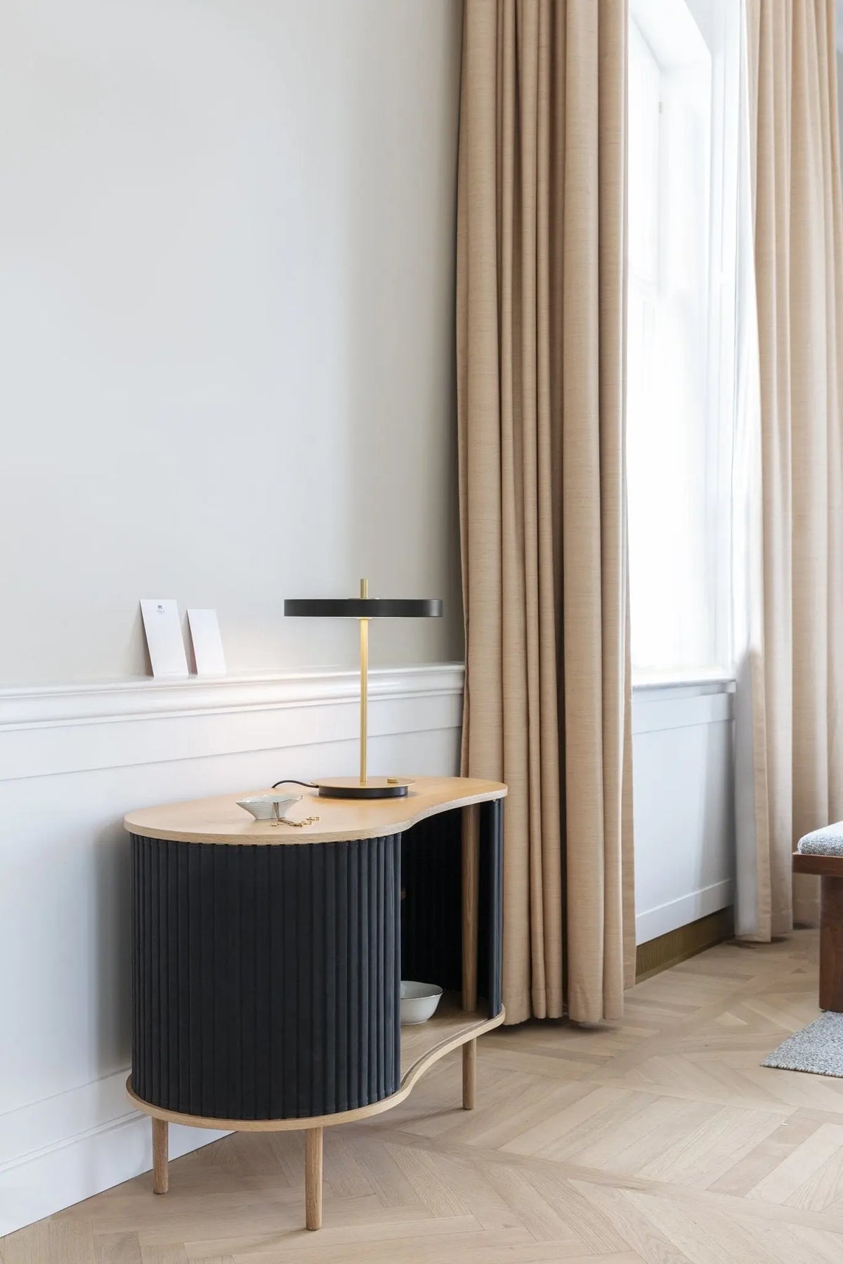 UMAGE Audacious kabinetti tammi/hiili - Laatukaluste