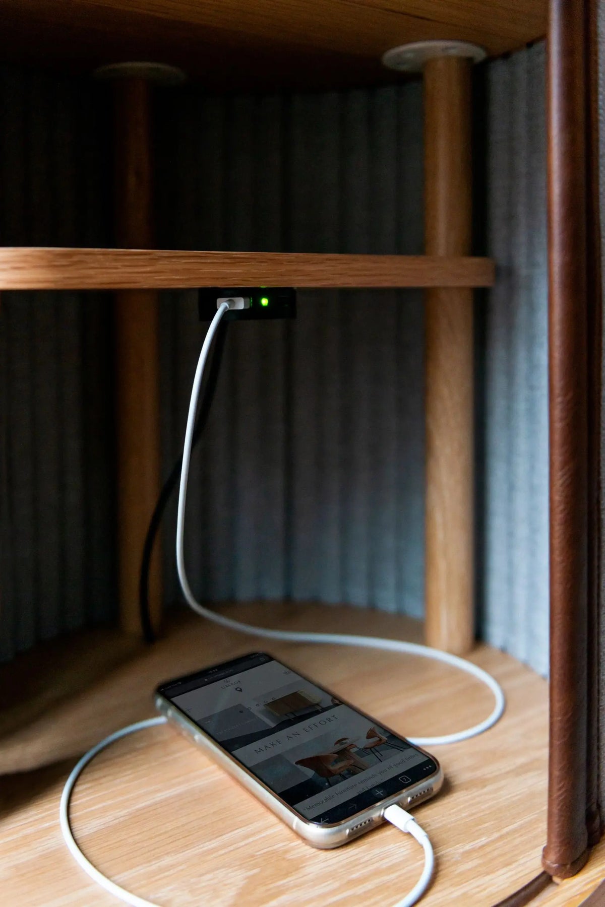 UMAGE Audacious sivupöytä tammi/hiili Umage