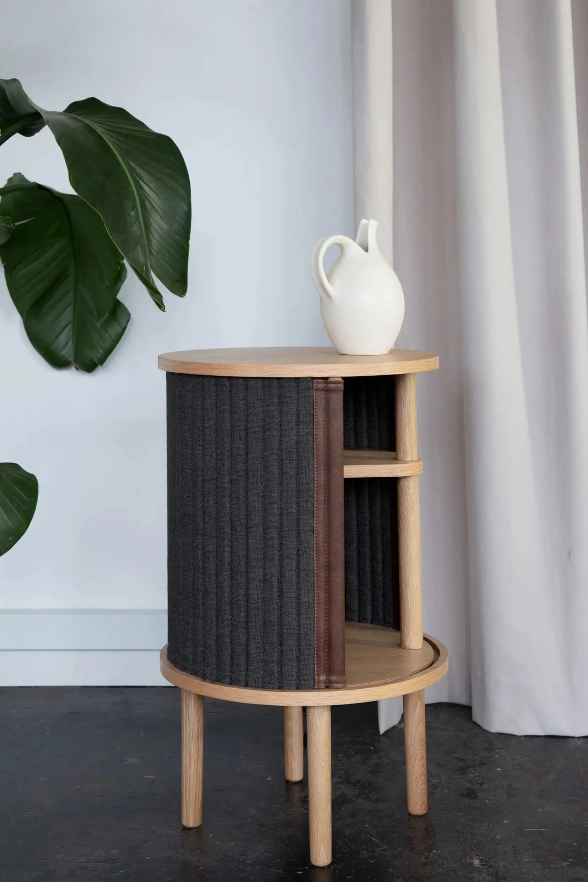 UMAGE Audacious sivupöytä tammi/tummanharmaa Umage