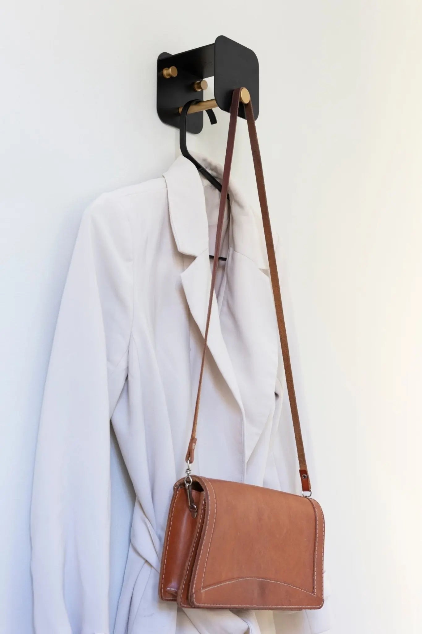 UMAGE Hang In There naulakko musta - Laatukaluste