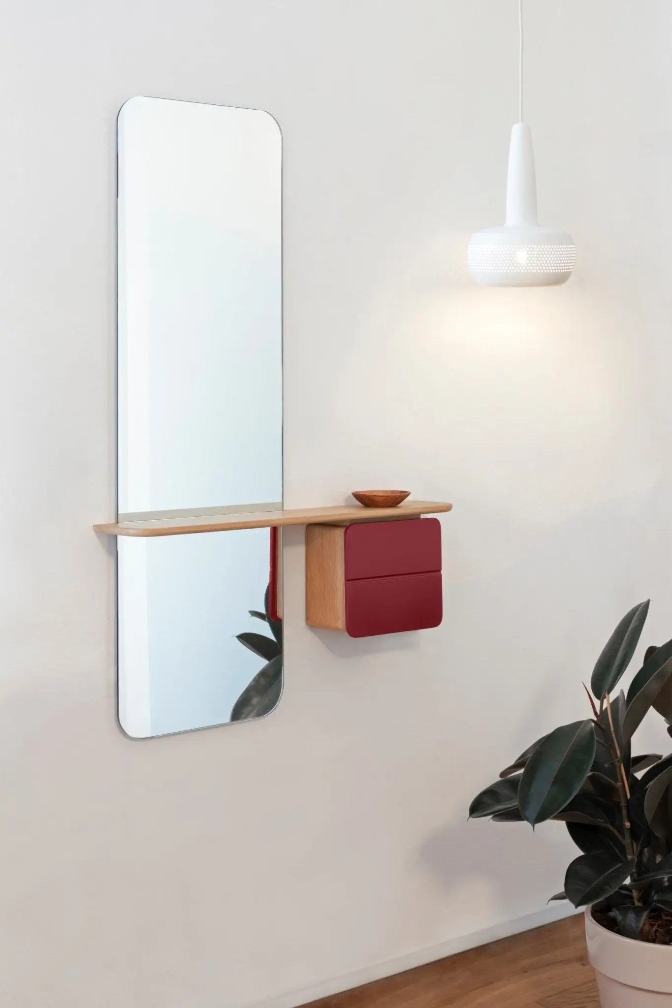 UMAGE One More Look peili tammi/punainen - Laatukaluste