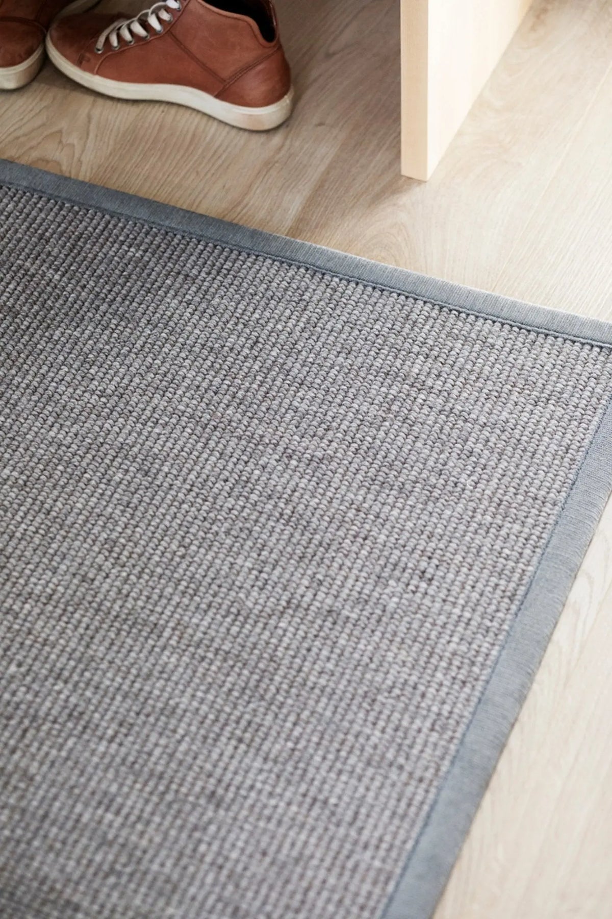 VM Carpet Esmeralda matto harmaa - Laatukaluste