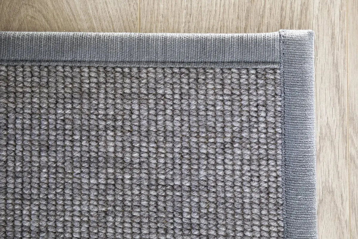 VM Carpet Esmeralda pyöreä matto harmaa - Laatukaluste