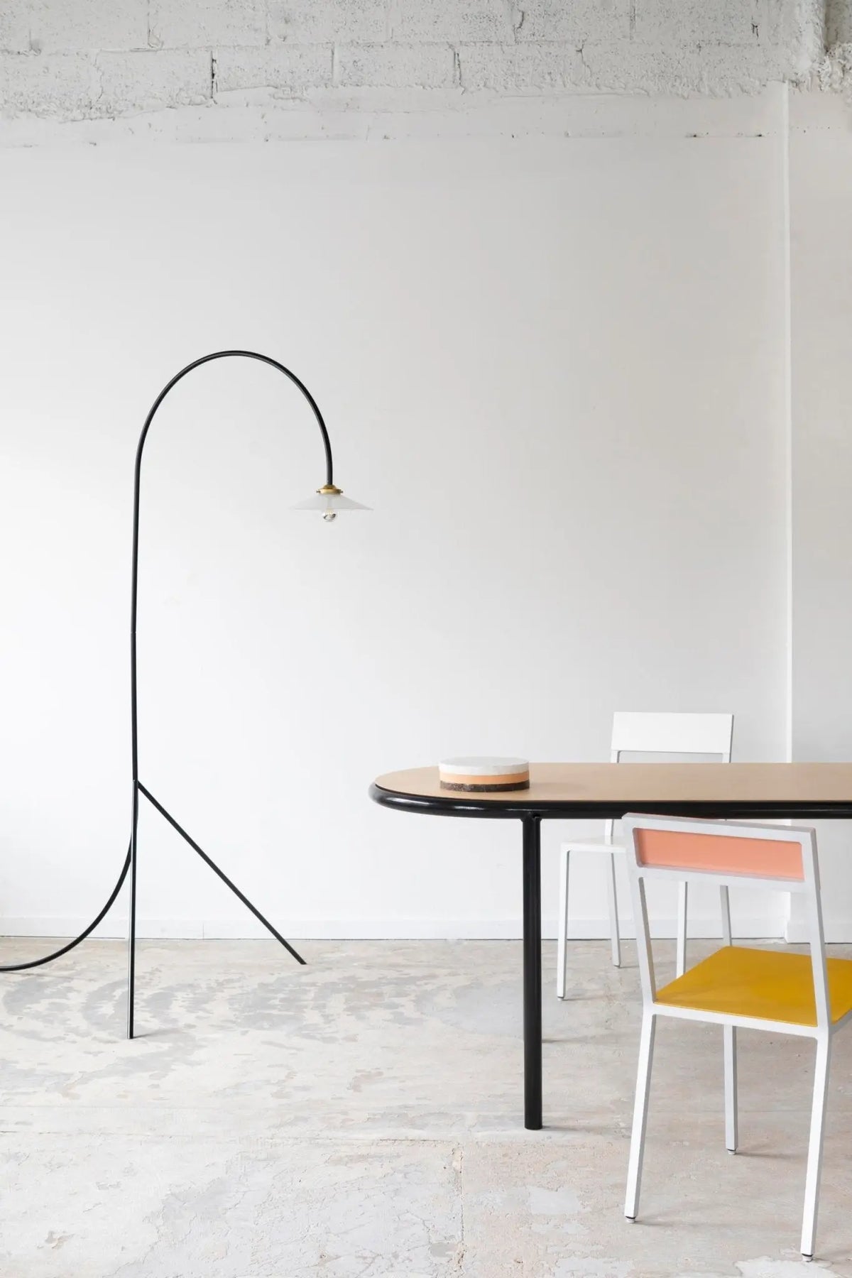 Valerie Objects Standing Lamp N°1 lattiavalaisin musta - Laatukaluste