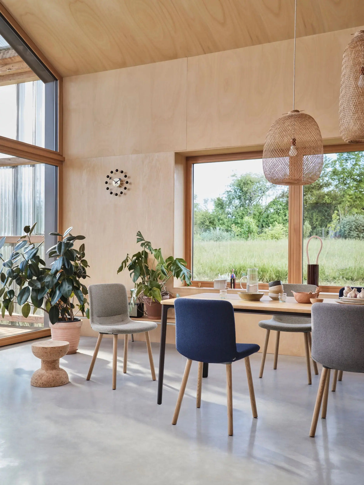 Vitra Ball seinäkello musta-messinki Vitra