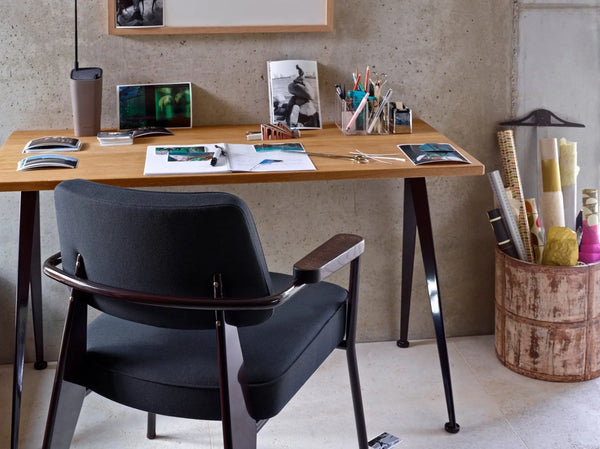 Vitra Compas Direction työpöytä 125x60 tammi/deep black - Laatukaluste